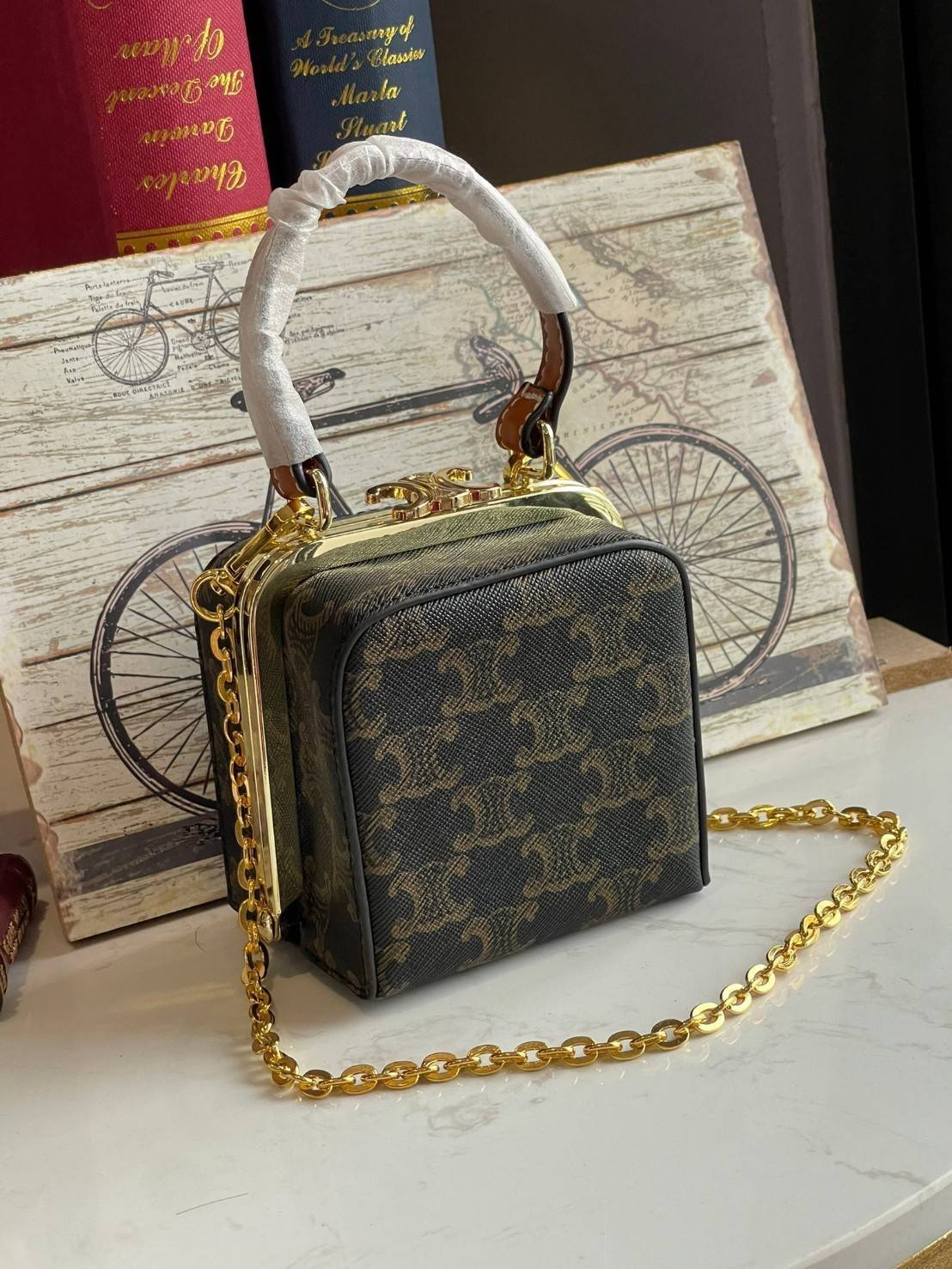 Celine Triomphe Minaudiere สาว ๆ คนไหนไม่เน้นพกของเยอะ แต่ต้องการกระเป๋าที่ให้ความเรียบหรู ดีไซน์เก๋ เหมาะสำหรับดินเนอร์มื้อค่ำ หรือช้อปปิ้งเบาๆ ใบนี้แนะนำเลยคะ เป็นกระเป๋าขนาดกะทัดรัด ถือและสะพายไหล่ได้ ให้ความคล่องตัว นับว่าเป็นอีกหนึ่งแอสเซสเซอรี่ที่น่