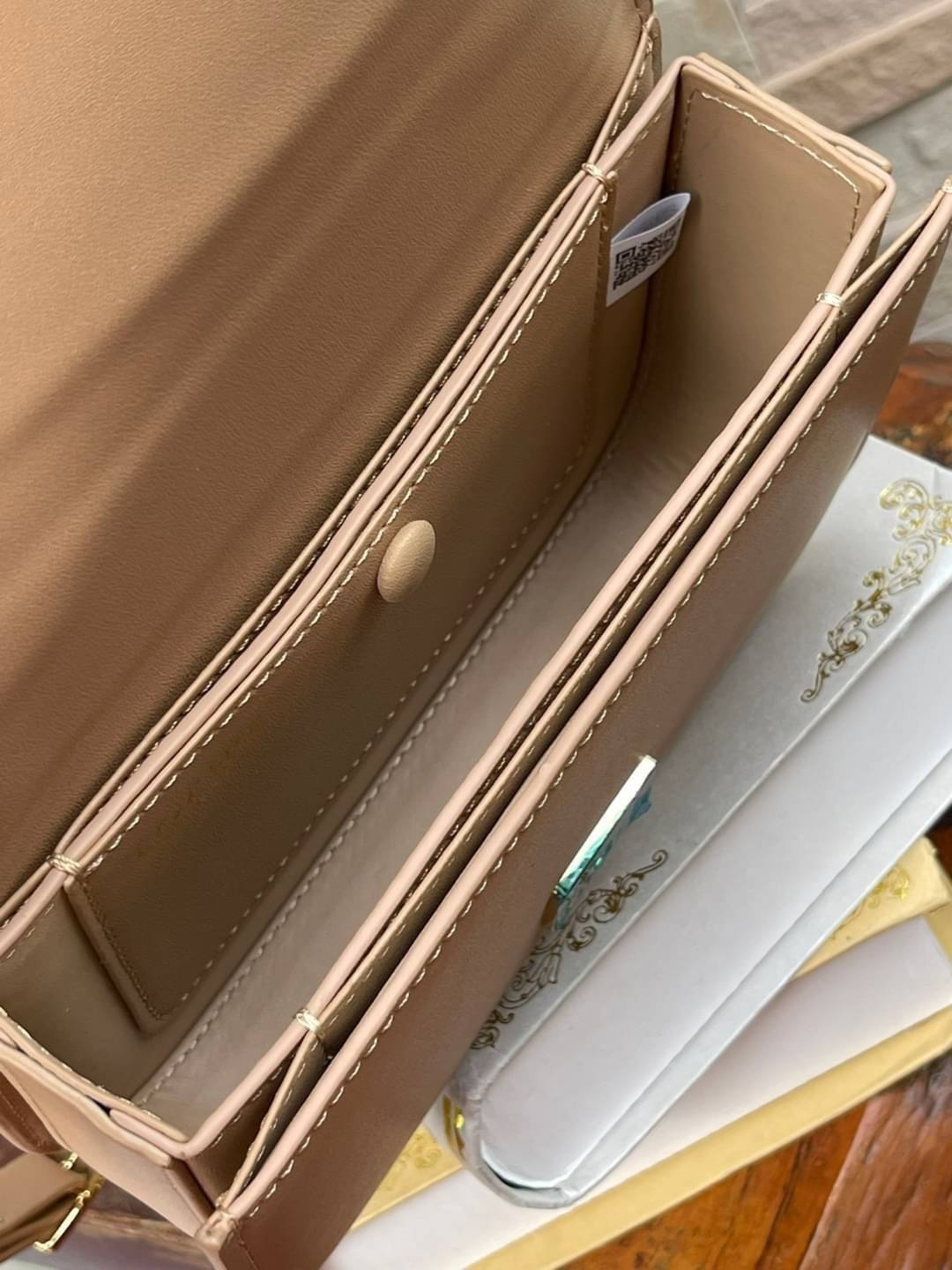 small : LOEWE Goya anagram small leather shoulder bag มาทำความรู้จักทุกดีเทลของ กระเป๋า GOYA ไอเท็มใบใหม่ล่าสุดจาก Loewe ด้วยรูปทรงกล่องอันคลาสสิกที่มาพร้อมรายละเอียดอันน่าค้นหา ด้วยรูปทรงบ็อกสุดคลาสสิก พร้อมโครงสร้างที่กะทัดรัดเปี่ยมไปด้วยสเน่ห์น่าค้นหา 