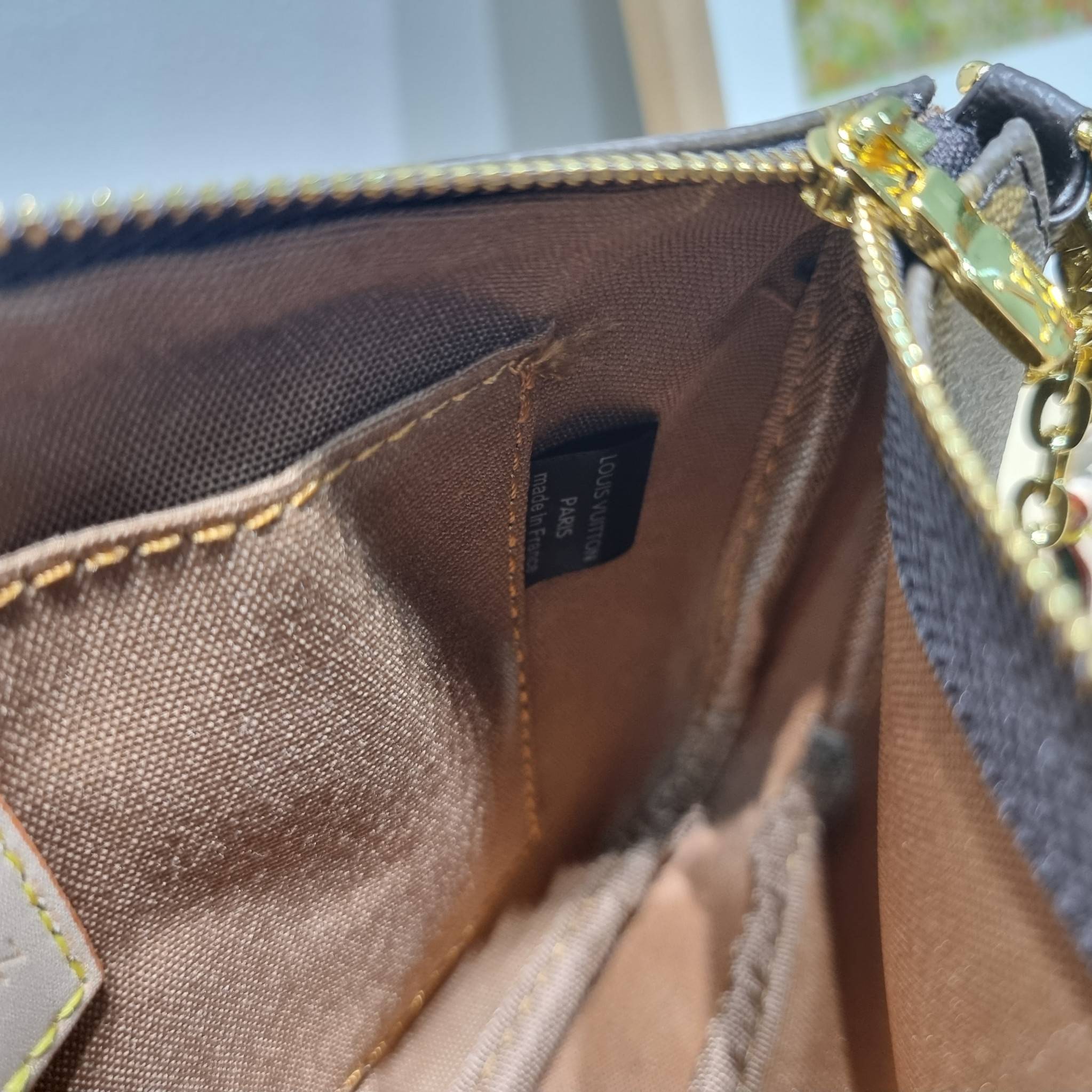 Set 4 ชิ้น LV Multi Pochette Bag New in!! กับ box set ชวนสะสม ที่จับเอารุ่นยอดฮิต มามิกซ์รวมกับไอเท็มสุดคุ้มของมันต้องมี!! จัดเรียงให้อยู่ในกล่องสุดหรู ไม่ว่าจะตัวกระเป๋า กระเป๋าสตางค์ กระเป๋าจิ๋ว ใบไหนๆก็นำมาใช้งานได้จริง คุ้มค่ามากๆ แถมฟรี! ริบบิ้นลายลิ