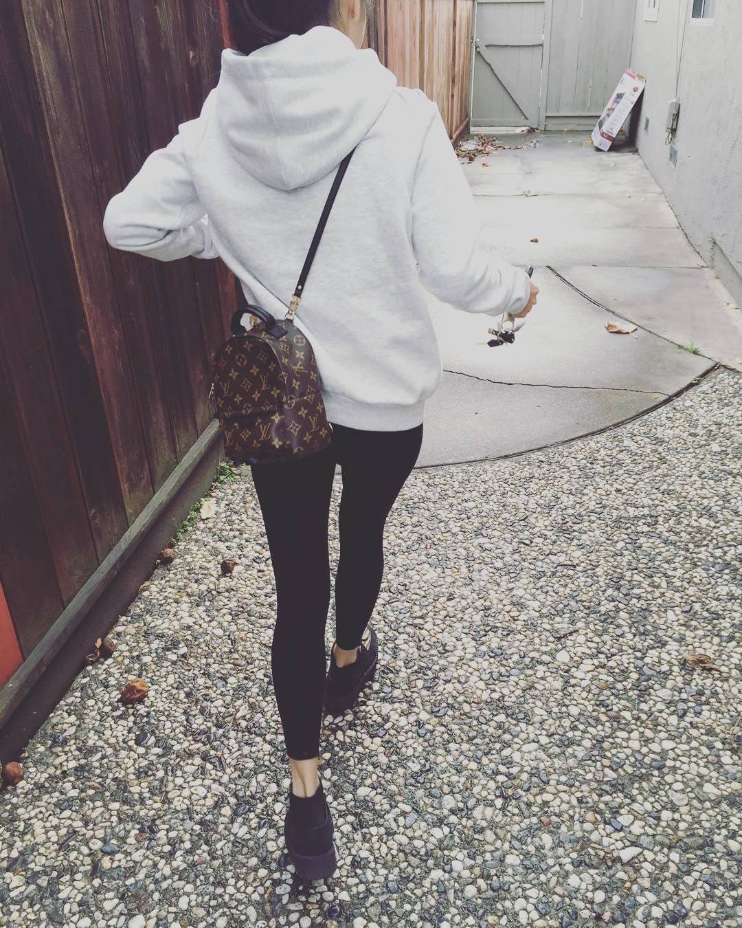 LV Backpack Size Mini | สายสะพายเล็ก ถอดได้ LV palm springs New in!! เข้าแล้วกับไอเท็มยอดฮิต หรูหราพร้อม box set สุดสวย ที่สุดของความคุ้มค่า LV palm springs กระเป๋าแบ็คแพ็ค มาให้เลือก 2 ไซส์ ขายดี วัสดุหนังแคนวาสคุณภาพดี มีช่องซิปแบ่งสัดส่วน ใบเล็กสายวะพา