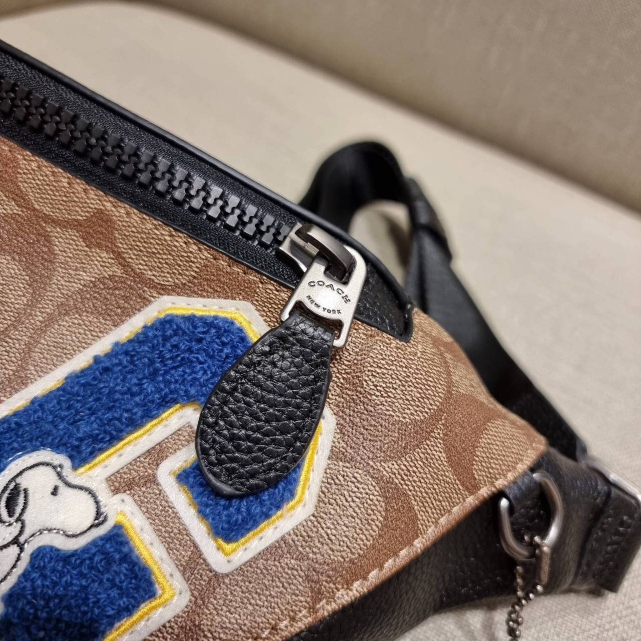 COACH C4028 COACH x PEANUTS WARREN BELT BAG IN SIGNATURE CANVAS WITH VARSITY PATCHES กระเป๋าคาดอกไซส์ใหญ่ คอลเลคชั่นยอดฮิต!! เป็นรุ่นสุดยอดของความคลาสสิค ขนาดสะพายกำลังเท่ คูลๆ ใช้งานง่าย ได้ทั้งหนุ่มๆและสาวๆ วัสดุหนังแคนวาสเคลือบลายสลับหนัง pepble น่าใช้