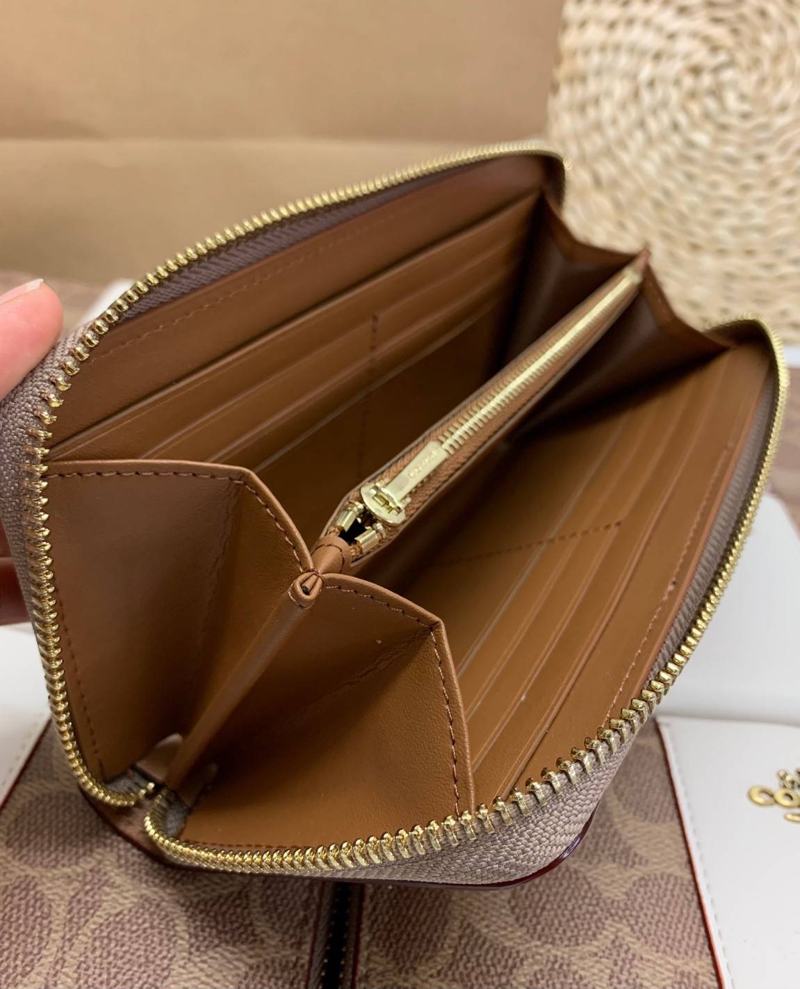 ของแท้ COACH ACCORDION ZIP WALLET ((31546)) กระเป๋าเงินใบยาว แบบซิปรอบ หนังแท้ ตัดหนังเรียบตรงกลางสวยงามค่ะ