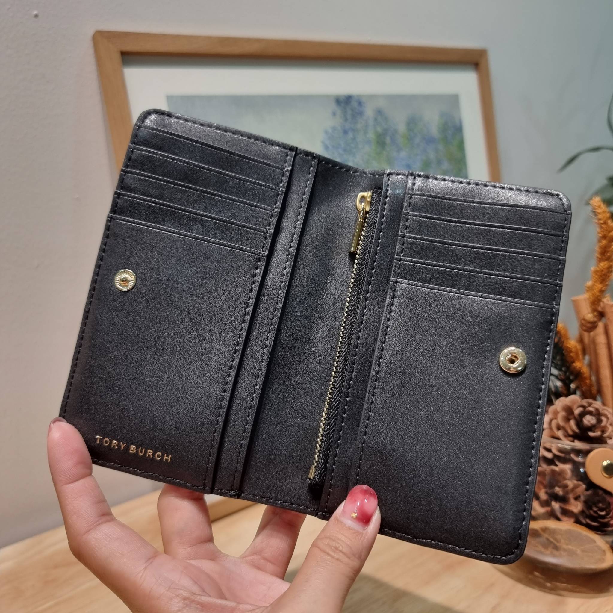 TORY BURCH KIRA CHEVRON MEDIUM SLIM WALLET กระเป๋าสตางค์ใบกลางรุ่นบาง ไม่กินพื้นที่กระเป๋า ดีไซน์เรียบหรู