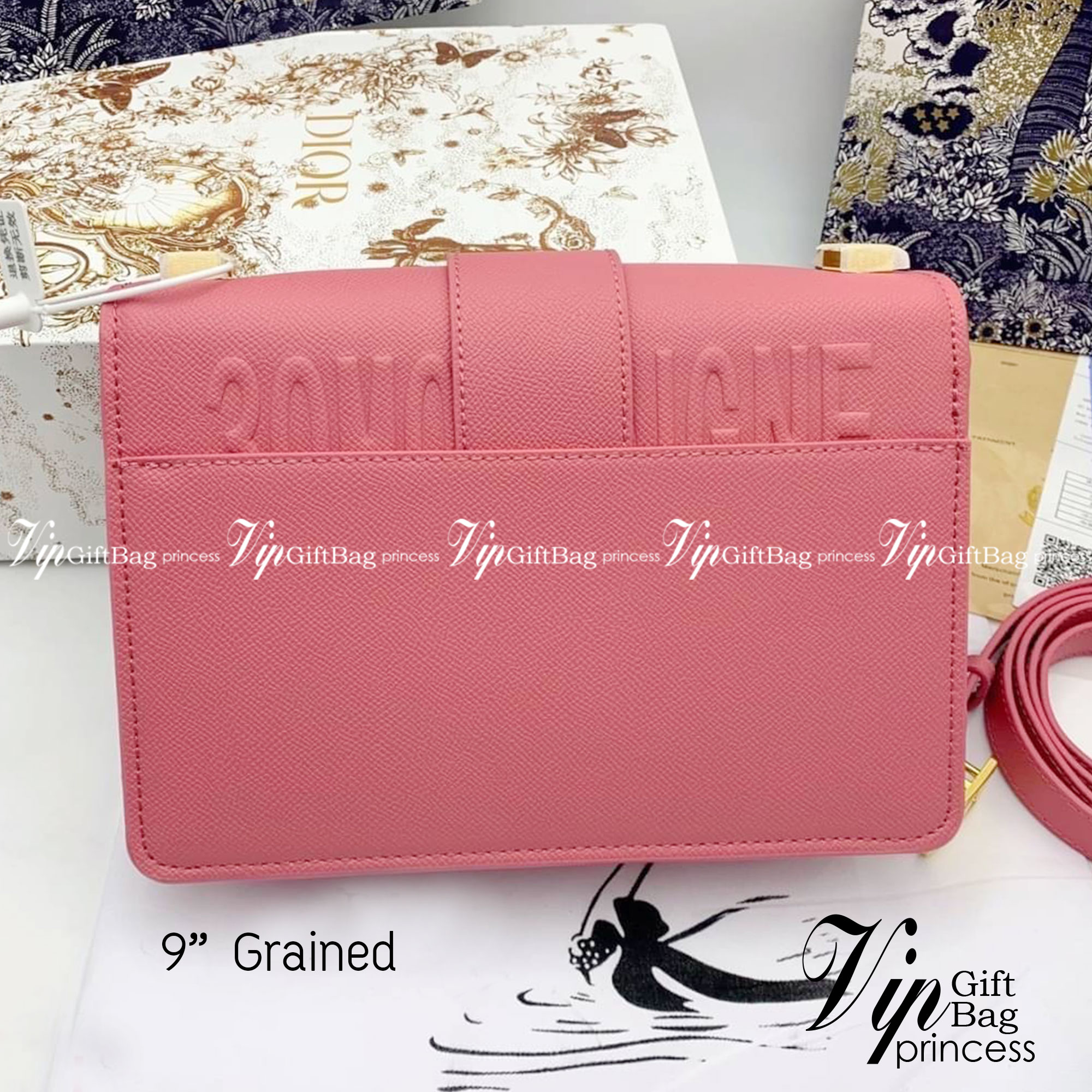 Dior 30 Montaigne Bag in Grained 9" รุ่นหนังลายเกรน กระเป๋าสะพายดิออร์ เอกลักษณ์ของความหรู น้ำหนักเบา ไอเท็มหายาก!! Best seller!! ยกให้น้องเลย!! ดีไซน์เรียบหรูในความเป็นเอกลักษณ์ ใช้งานง่าย สะดวก ได้ทุกโอกาส แนะนำเป็น everyday bag ติดตัวไว้เลยจ้าสาวๆ