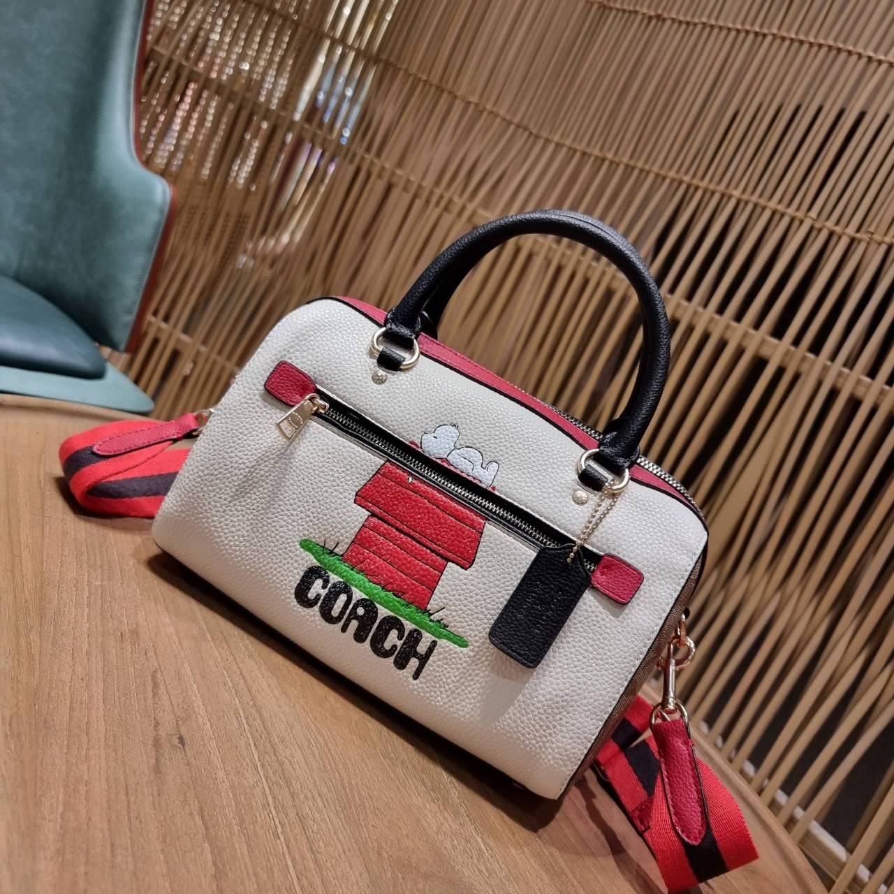 LIMITED EDITION💥 🌈สวย+คุณภาพ สินค้าต้องมีค่า Coach X Peanuts Rowan Satchel With Snoopy ((C6164)) พร้อมส่งที่ไทย ใหม่ล่าสุด ห้ามพลาดค่าา! สวยกันให้สุด กับกระเป๋าทรงหมอน ขนาดกลางกำลังดี หนังแท้นิ่ม ลายหนังสวยงามมากๆค่ะ 🔺ด้านหน้ามีโลโ