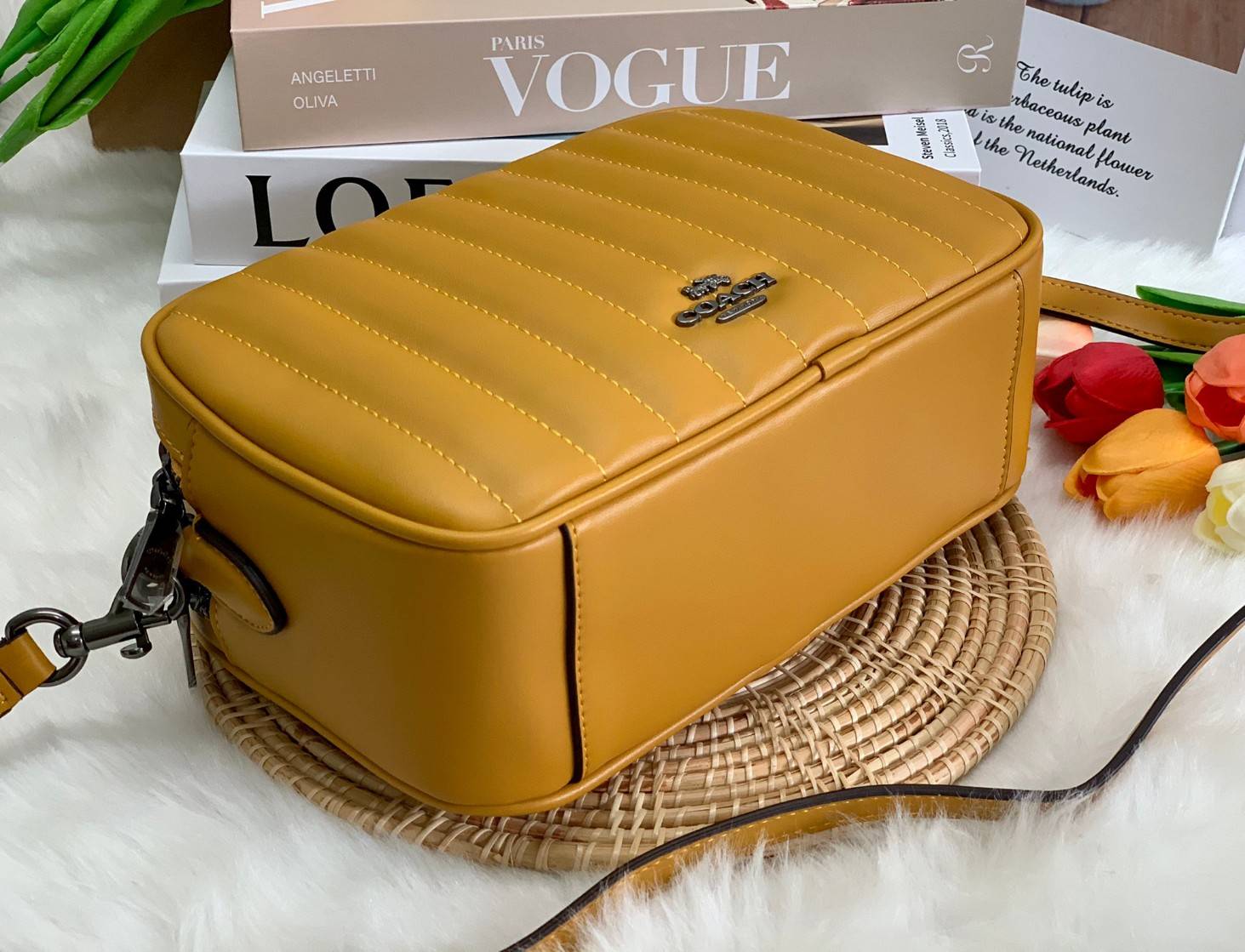 COACH C1569 JES CROSSBODY WITH LINEAR QUILTING ใหม่ล่าสุด!! กระเป๋าสะพายข้าง รุ่น 2 ซิป ใบใหญ่จุใจ ดีไซน์ใหม่ เพิ่มลูกเล่นให้ดูหรูหรายิ่งขึ้น วัสดุหนังสังเคราะห์บุเป็นลายเส้นสวยงาม เปิด-ปิดด้วยซิป 2 ช่องหลัก ใช้งานง่าย ทรงสวยมากๆรุ่นนี้ มาพร้อมสายสะพาย cr