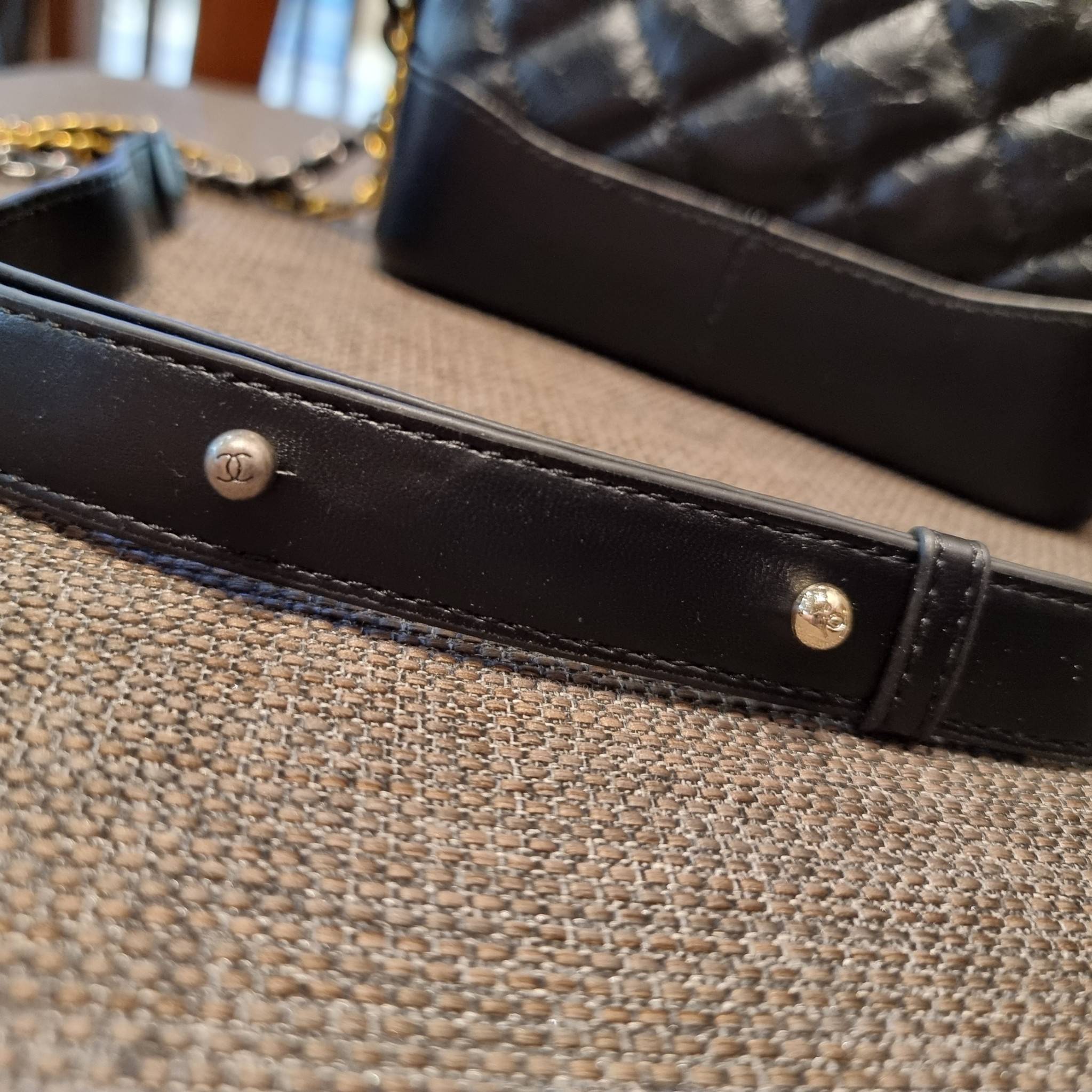 8" CHANEL SHOULDER BAG / CHANEL GABRIELLE HOBO BAG ไซส์คลาสสิค กระเป๋าสะพายข้าง/ไหล่ หนังสังเคราะห์ นิ่ม หรู มาพร้อมพวงกุญแจสัญลักษณ์แบรนด์ พิเศษ!! สายคล้อง jumbo font เพิ่มดีเทลความแพง อะไหล่พร้อมโซ่สะพายสีทองสลับสีเงินรมดำ สามารถสะพาย crossbody หรื