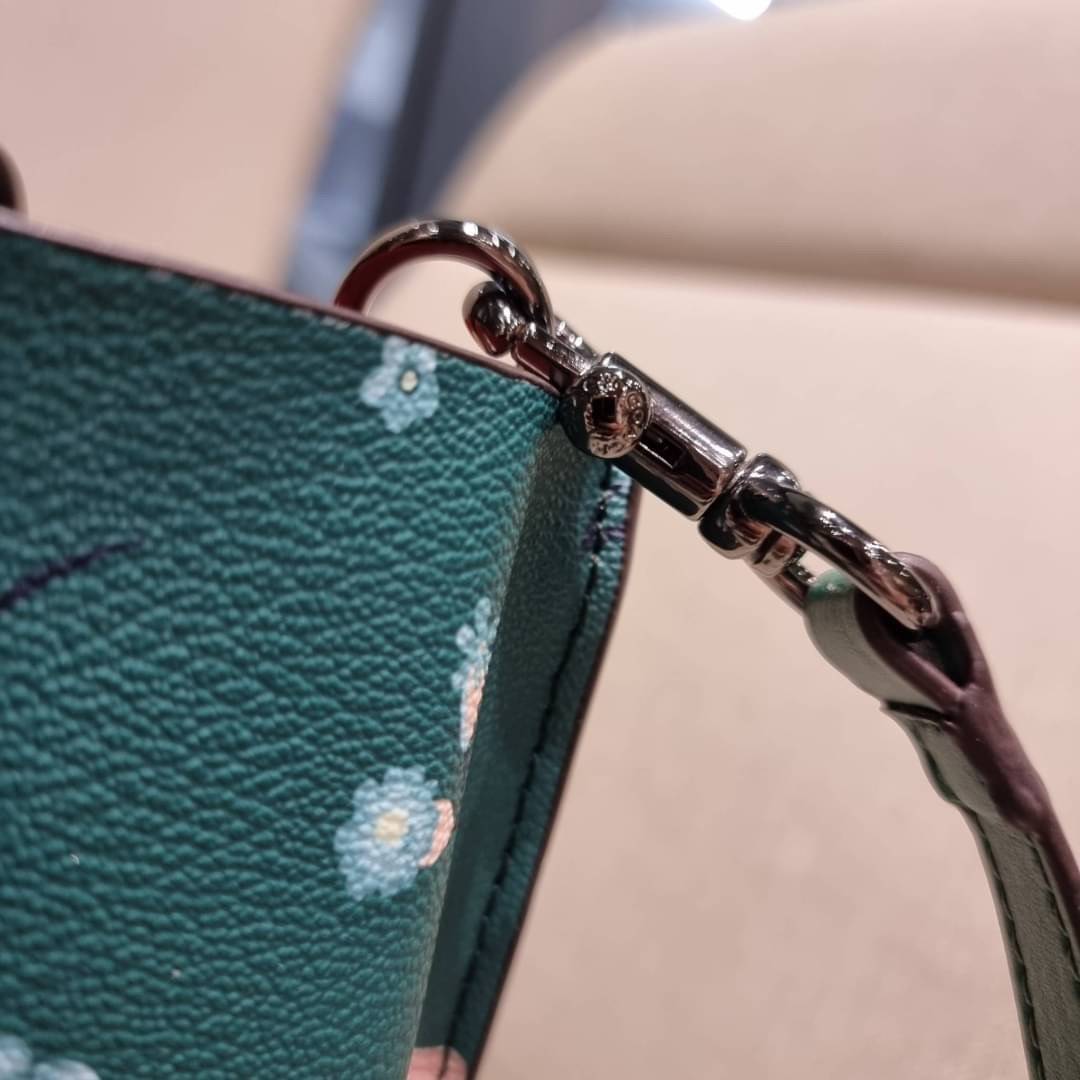COACH C8613 MOLLIE TOTE 25 WITH MYSTICAL FLORAL PRINT คอลใหม่ล่าสุด ยังไม่เข้า shop ไทย สวยๆแบบไม่ต้องรอพรีฯให้ยาวนาน กับกระเป๋าโท้ทไซส์เล็กที่สาวๆต่างก็ต้องปักใจรัก สวยสมใจ ดีไซน์ลวดลายดอกไม้ คละเคล้าเต็มใบ สีสันสดใส น่าใช้สุดๆ วัสดุหนังแคนวาส ภายในโล่งก