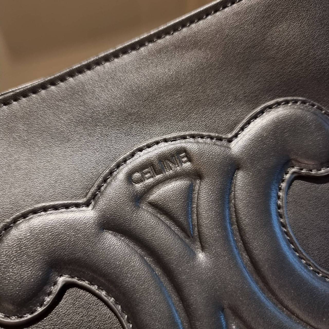 VIP 】CELINE BUCKET BAG CUIR TRIOMPHE คอลเลคชั่นใหม่ ฮิตข้ามปี กับกระเป๋าสะพายทรงถัง ใช้งานง่ายที่สุด สายสะพายในตัว ปรับใช้ได้เลย วัสดุหนังวัว เรียบหรู ผู้ดีไปอีก โดดเด่นด้วยโลโก้เอกลักษณ์ มีกระดุมปิดที่ปากกระเป๋า ภายในโล่งกว้าง ใส่ของแบบจุๆไปเลย เป็นรุ่นท