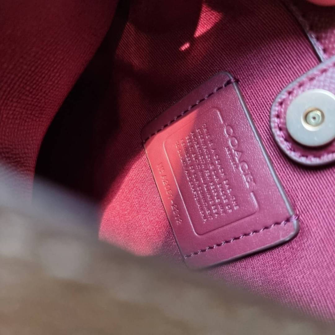 COACH 2312 SMALL TOWN BUCKET BAG IN SIGNATURE CANVAS รุ่นยอดนิยมใบเล็กมาครบสีแล้วจ้า กระเป๋าทรงบัคเก็ต สีผู้ดี๊ผู้ดี ตัวกระเป๋าดีไซน์คลาสสิคลายซี ดูโดดเด่น วัสดุหนังแคนวาสเคลือบลาย สวยคมทุกมุมจริงๆ!! เปิด-ปิดด้วยกระดุมแม่เหล็กทั้ง 2 ฝั่ง ภายในเป็นช่องโล่ง