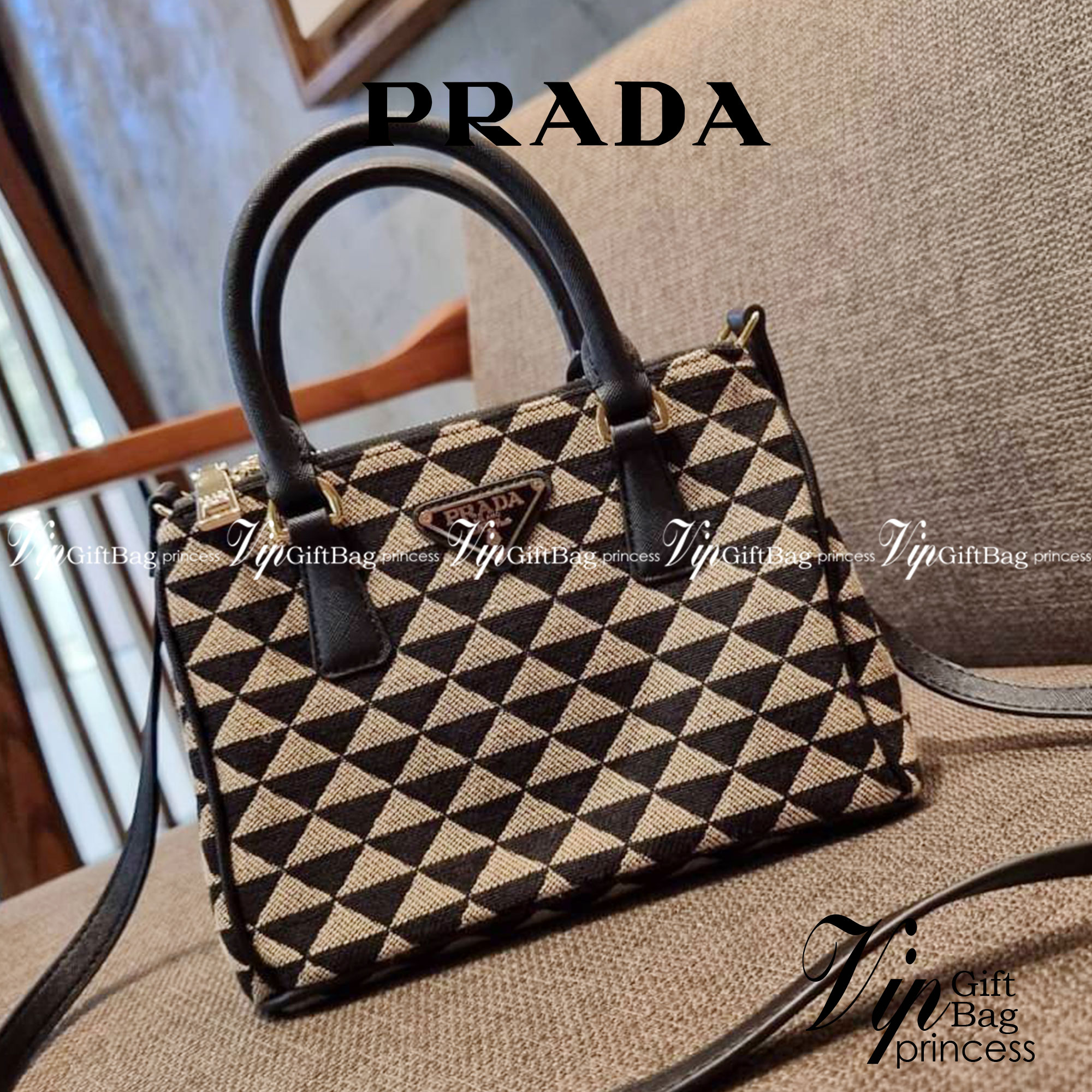 PRADA GALLERIA JACQUARD FABRIC BAG กระเป๋าถือ/สะพายดีไซน์ใหม่ ผ้า jacquard ถักทอเป็นลวดลายสวยคม โดดเด่นไม่ซ้ำใคร ด้านข้างมีกระดุม ติดเก็บทรงได้ ตัวกระเป๋าถูกแบ่งเป็นสัดส่วน เป็นช่องซิป 2 ด้าน และช่องกลางเก็บของอีกหนึ่ง มาพร้อมหูจับในตัว และสายครอสให้ เป็น