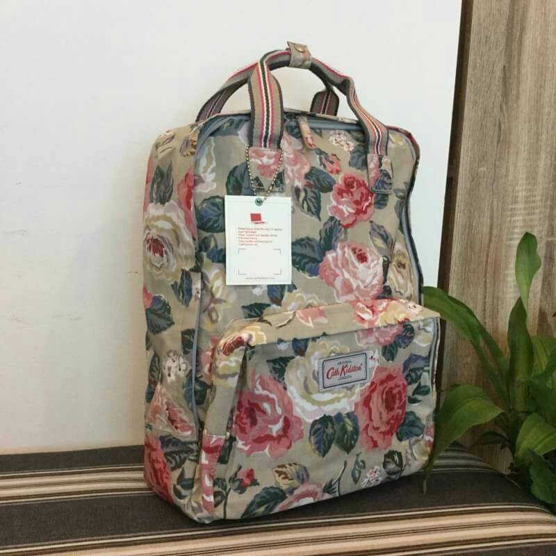 Cath Kidston Backpack Bag กระเป๋าสะพายสไตล์ vintage เป็นอีกรุ่นที่สาวๆ ถามถึงเยอะค่ะ วัสดุเป็น Canvas เคลือบ PVC กันน้ำ ทำความสะอาดง่าย น้ำหนักเบา เปิดปิดด้วยซิปรอบสะดวกใช้ ด้านหน้าประดับโลโก้ Cath Kidston พร้อมช่องซิปเล็กด้านนอกใส่กระเป๋าสตางค์ มือถือได้
