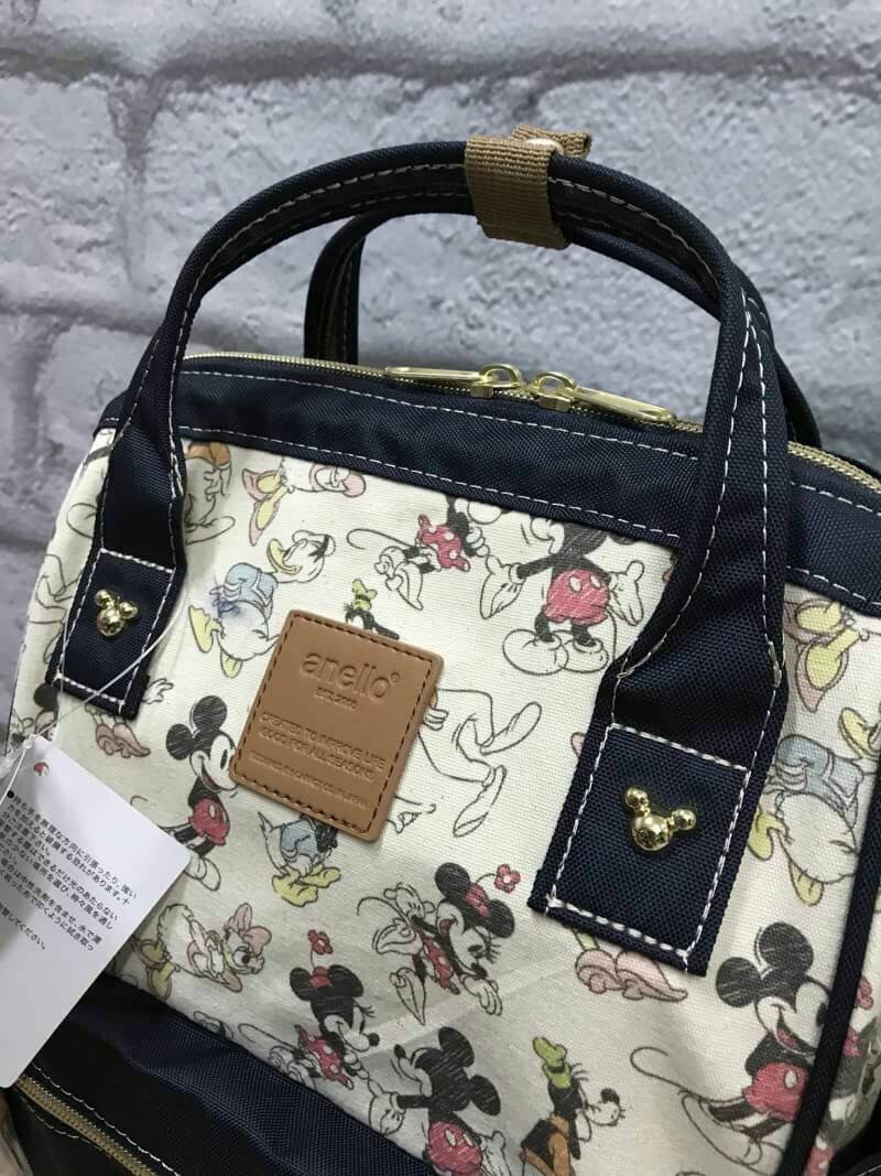 Anello x Walt Disney Mickey & Friends Limited Edition Japan Backpack เป็นการร่วมงานของ anello และวอล์ทดิสนีย์ ที่มาวาดลวดลายลงบนกระเป๋าเป็นตัวละครดิสนีย์ที่มีสีสันน่ารักสดใส วัสดุ canvas คงแบบฉบับที่ปากกระเป๋ามีโครง อีกหนึ่งคอลเลคชั่นที่ควรต้องมีไว้ครอบคร