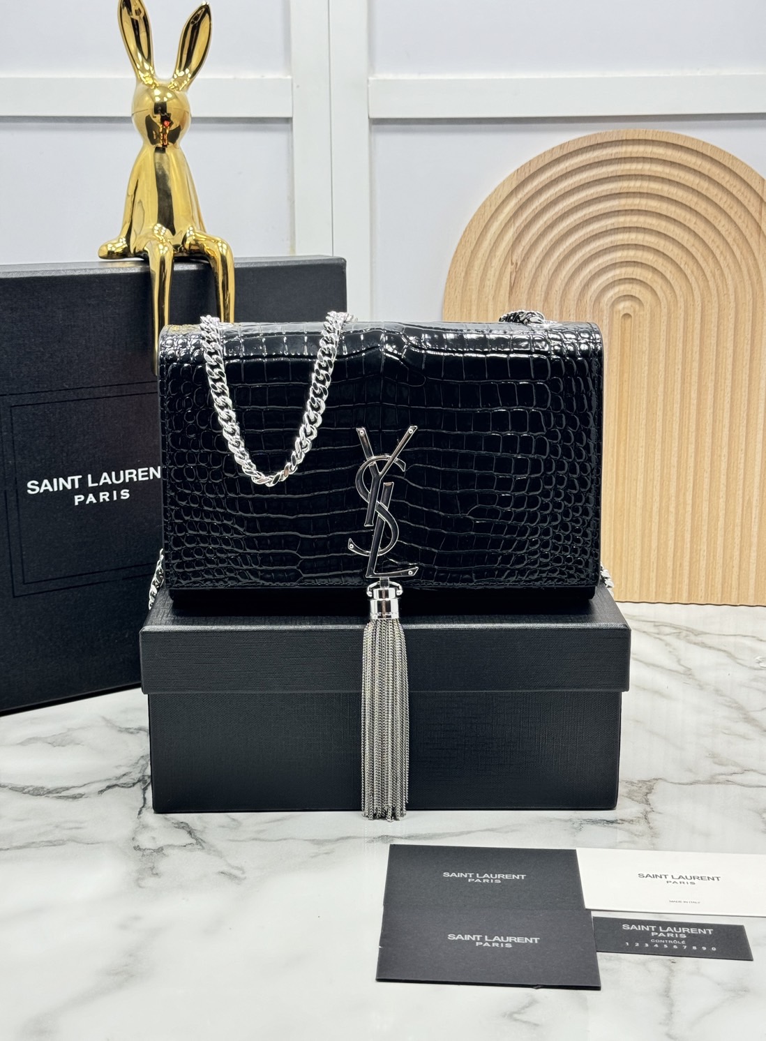 ORI หนังแท้ | 20cm Ysl Kate Croc Tassel Bag / YSL Woc Bag กระเป๋าสะพายทรง woc เรียบหรูดูแพงที่แท้จริง งานหนังลายจรเข้เต็มใบโดดเด่นด้วยโลโก้แบรนด์สุดหรู พร้อมพู่ห้อย รุ่นฮิตลอดกาลดูดีมีระดับ