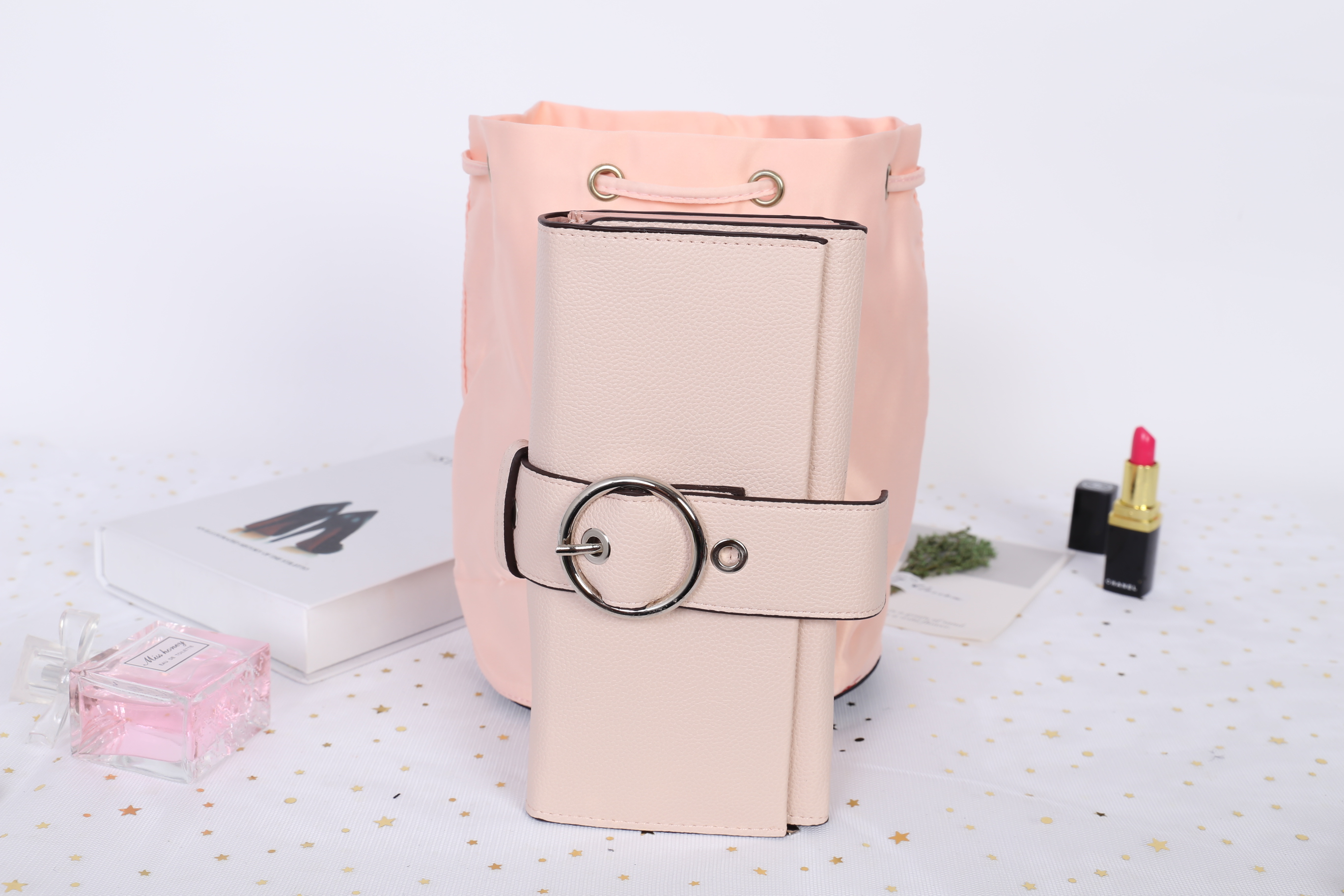 Prada Candy Satin Drawstring Bag กระเป๋าผ้าซาติน จากแบรนด์ Prada รุ่นนี้แถมมาจากน้ำหอมเค้าเตอร์แท้ 💯 ปากกระเป๋าเป็นเชือกหูรูด มีโลโก้ปราด้าติดด้านหน้า สวยงาม น่าใช้ การันตีความสวย ใช้คล้องแขน ใส่ของจุกจิกเก๋ๆค่าา