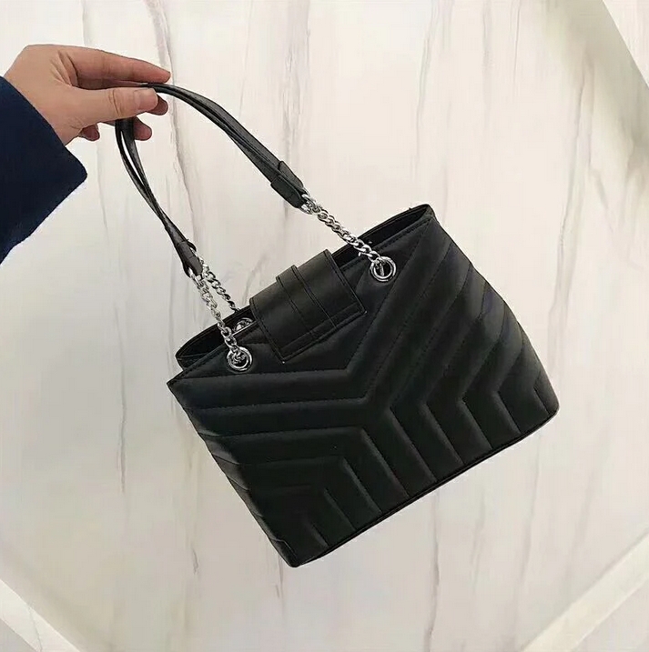 SAINT LAURENT YSL Loulou small quilted leather shoulder bag รุ่นยอดนิยม หายากที่สาวๆตามหา ใบนี้เลย!! สวยหรู ผู้ดี กระเป๋าสะพายไหล่ ดีไซน์อยู่ทรง สะพายได้ 2 แบบ สายหนังสลับโซ่ในตัว และสายยาวถอดได้ สวยคลาสสิคแฝงความหรูด้วยโลโก้สีทองอร่าม และสีเงินโดดเด่น สา