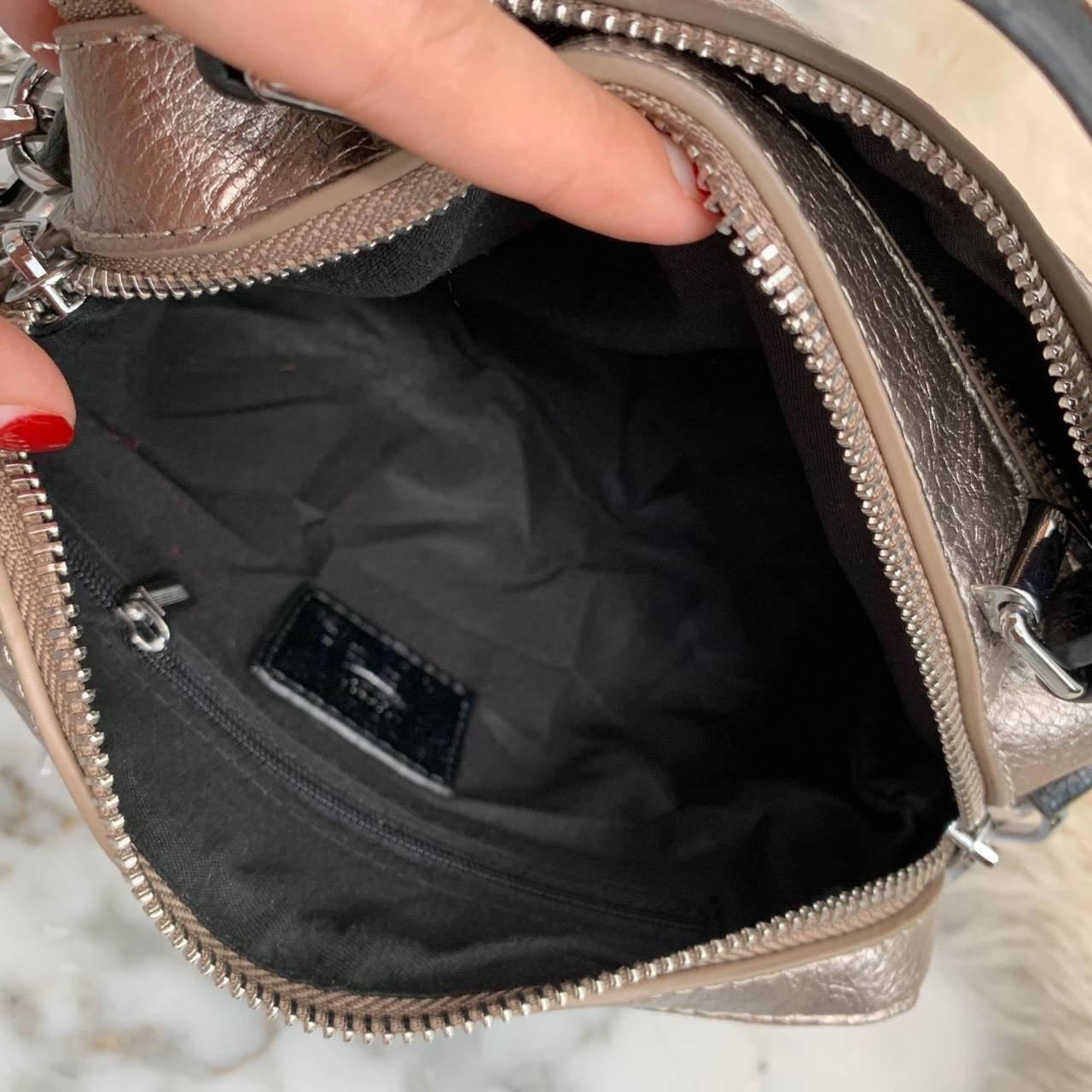 💘 New in KEEP ' Baleny' กระเป๋าทรงหมอนที่ดีไซน์ออกมาสุด Chic สวยแบบไม่จำเจ ขนาดมินิกะลังดี หนัง ลายเอกลักษณ์ ตัดกับอะไหล่เงินได้ ลุคคูลๆ แต่งชุดไหนก้อ แมทช์แน่นอนค่า ปากกระเป๋ามีช่องซิป 2 ด้านแบ่งเก็บของได้สะดวกมากมีซิปปิดอย่างดี หางซิป 