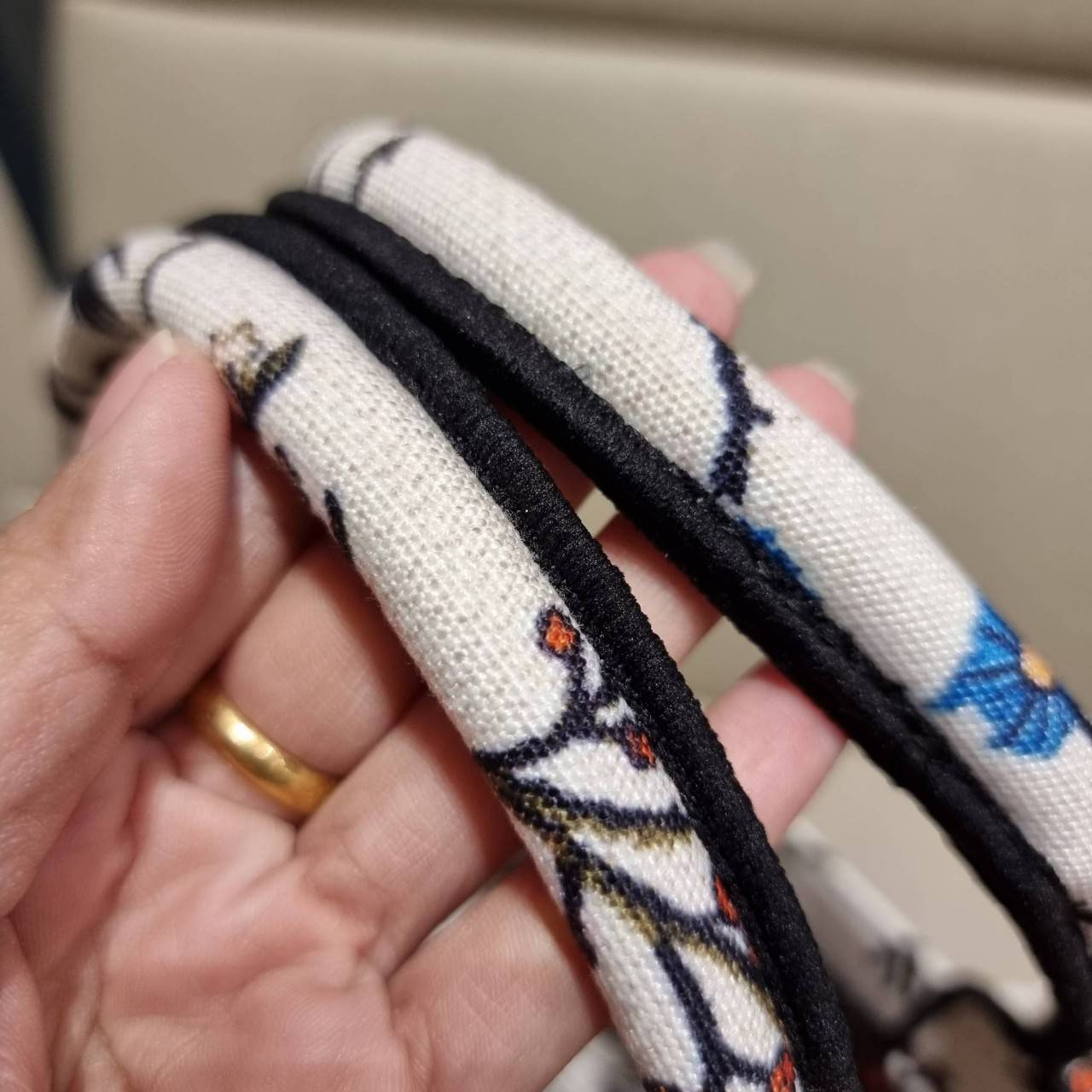 VIP 】HOT ARRIVAL!! DIOR CD SHOPPING BAG WITH GWP กระเป๋าทรงช้อปปิ้งใบใหญ่ จุใจ!! พรีเมี่ยมกิ๊ฟรุ่นดับเบิ้ลฮอต ดีไซน์คลาสสิควินเทจ สวยหรู วัสดุผ้าแคนวาสลายกราฟฟิค ภายในโล่งกว้างมากๆ ใส่ของจุสุดๆ โน้ตบุ้ค ไอแพด กระเป๋าสตางค์ มือถือ หรือเสื้อผ้ายังได้ สะพายค