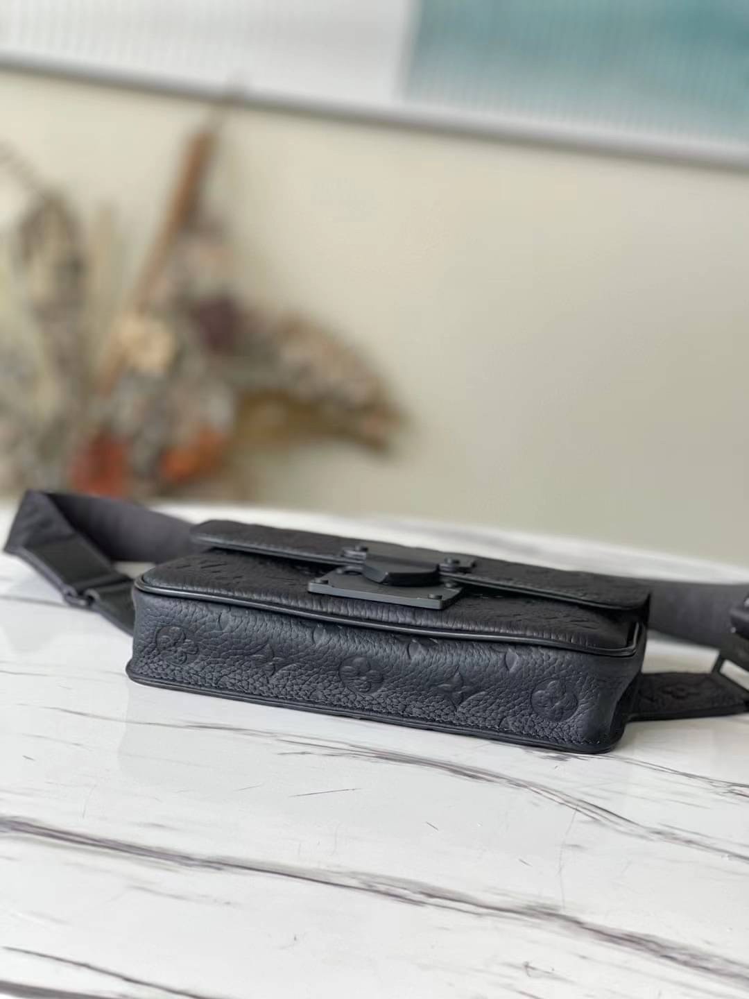 LV S Lock Slingbag Monogram-embossed Taurillon leather / LV Belt Bag กระเป๋าสะพาย/คาดอก หนังแท้ ดีไซส์ร่วมสมัย หนัง Taurillon สีดำพิมพ์ลายโมโนแกรม สุดคลาสสิก สง่างามตลอดกาล มีไว้ไม่มีเอาท์ ท่านชายควรมีมากค่ะ เกรดท็อป ออริ เทียบแท้ 1:1 เกรดดีสุด