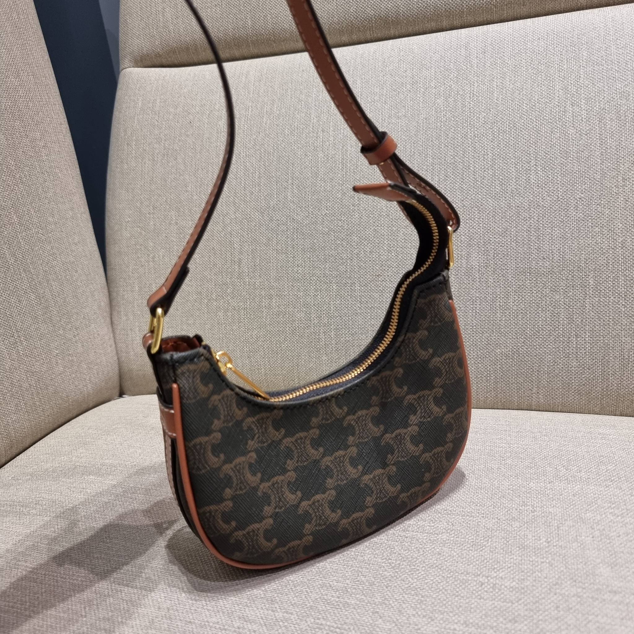 CELINE MINI AVA IN TRIOMPHE CANVAS AND CALFSKIN สวยเกินต้านกับน้องมินิ รุ่นสุดปัง ที่ใครเห็นก็ต้องว้าว กับกระเป๋าสะพายไหล่ ไซส์มินิ น้องน่ารักม้ากกก!! ไม่ไหว!! รูปทรงที่ไม่เหมือนใคร ใช้งานง่าย วัสดุหนังแคนวาสตัดสลับหนังแท้ สวยลงตัว รูดเปิด-ปิดด้วยซิป สายส