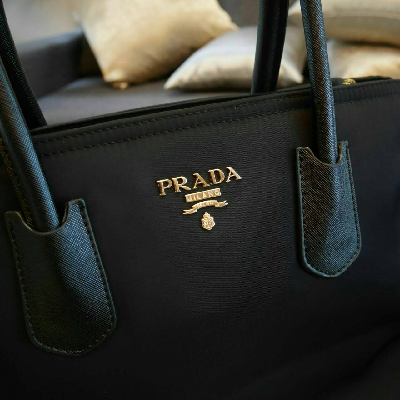 New item! Prada Nylon handbag กระเป๋าถือสะพาย **ทรงยอดฮิต มาแล้วค้า จากงานพรีเมี่ยมกิ้ฟใหม่ บอกเลยว่า ใบนี้ Nylon สลับหนัง สวยคุ้มสุดๆคะ ด้านหน้าประดับด้วยโลโก้แบรนด์สวยหรู ด้านในมีช่องซิปแบ่งอีกหลายช่อง มาพร้อมป้ายหนังแท็กห้อยประบดับเก๋ๆ ด้านข้างมีกระดุม