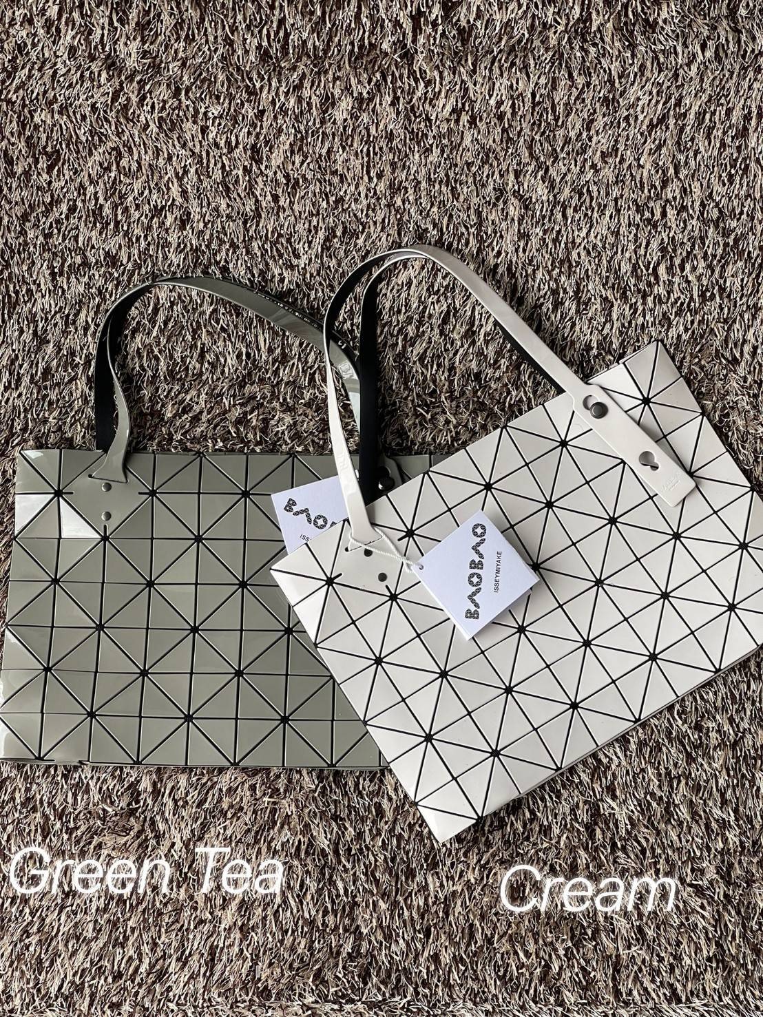 Bao Bao Issey Miyake ROCK MATTE ซีรีส์นี้จะเป็นทรงสี่เหลี่ยมผืนผ้า มีซิปปิดด้านบน ถือเป็นรุ่นที่เหมาะกับการใช้งานในชีวิตประจำวัน สามารถพับมุมและบริเวณด้านล่างของกระเป๋าเพื่อเพิ่มความสะดวกสบายในการใช้งาน ทั้งยังช่วยให้วางกระเป๋าในแนวตั้งได้อีกด้วย แผ่นต่อส