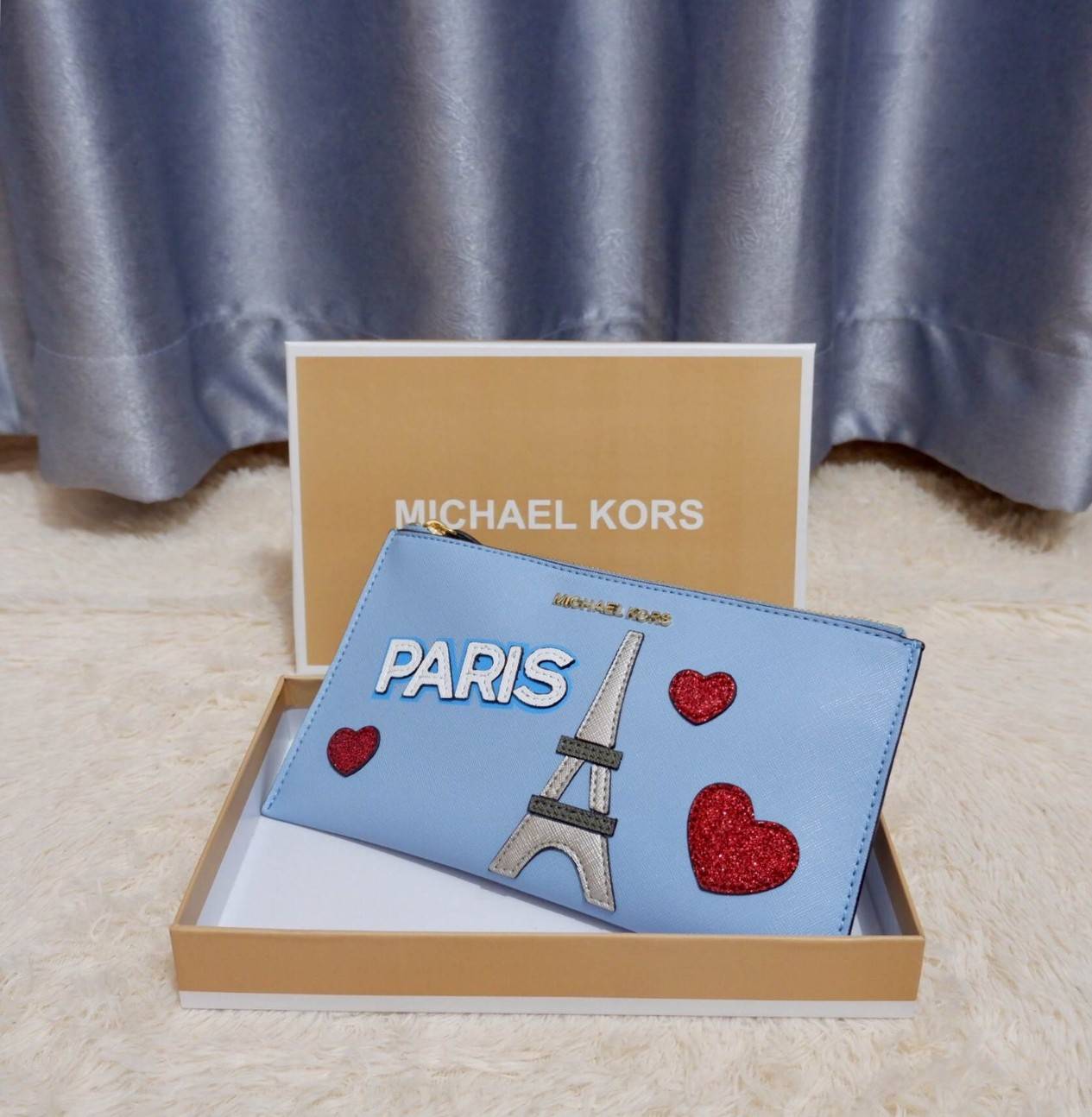 Michael Kors Clutch Bag 2018 New arrival! กระเป๋าคลัชรุ่นใหม่:ขนาดกำลังดี วัสดุลายหนังลาย Saffiano ด้านหน้าประดับโลโก้แบรนด์ อะไหล่ทอง แต่ง pattern งานปัก 3vมิติ สวยโดดเด่น เปิดปิด ด้วยซิป ด้านในมีช่องเล็ก และช่องใส่บัตร พร้อมสายคล้องข้อมือ ใส่กระเป๋าสตาง