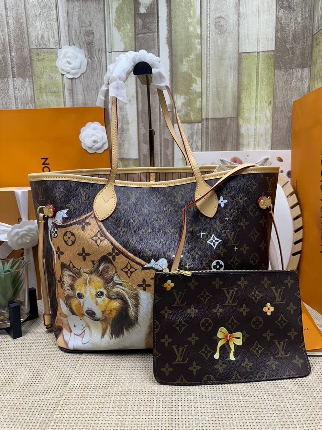 LV Neverfull MM Tote Monogram Canvas With Cat / Puppies กระเป๋าทรงโท้ท รุ่นลิมิเต็ด พิมพ์ลายน้องหมา น้องแมว ลวดลายท่องเที่ยว ลายสีสัน เป็นการรังสรรค์สุดท้าทายครั้งใหม่ของกระเป๋ารุ่นไอคอนิกจากหลุยส์ ผสานความหลากหลายในการใช้งานยุคใหม่กับพลังสีสันอันสดใสได้อ