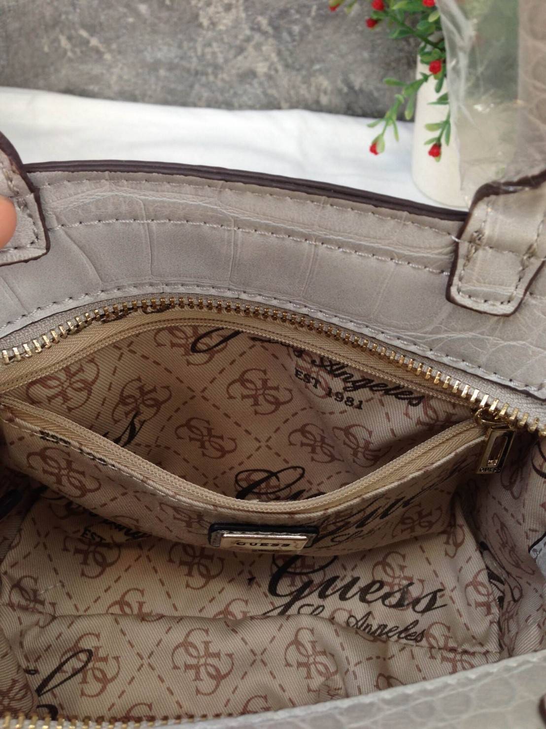 GUESS Cate Mini Series Crocodile New Collection!! กระเป๋าถือหรือสะพายลายหนังจระเข้สวยอยู่ทรง ดีไซน์หรูหรา เปิดปิดด้วยซิปคุณภาพดี ภายในโล่งจุพอประมาณ มีช่องซิปเล็กเปิดปิดง่าย ผ้าบุลายแบรนด์สวย สายสะพายปรับระดับได้ รุ่นนี้สวย หายาก ใช้ได้หลายโอกาสแน่นอน สาว