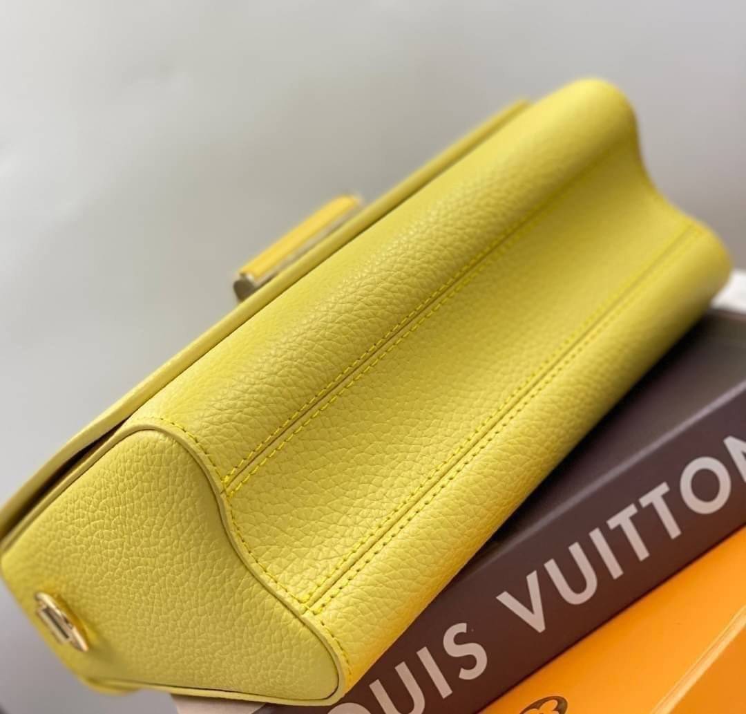 หนังแท้ LOUIS VUITTON Scrunchie Twist Bag พร้อมส่งที่ไทย เกรดออรินอลงานหนังแท้ทั้งใบ ภาพสินค้าถ่ายจากงานขายจริง ใช้งานต่างประเทศได้