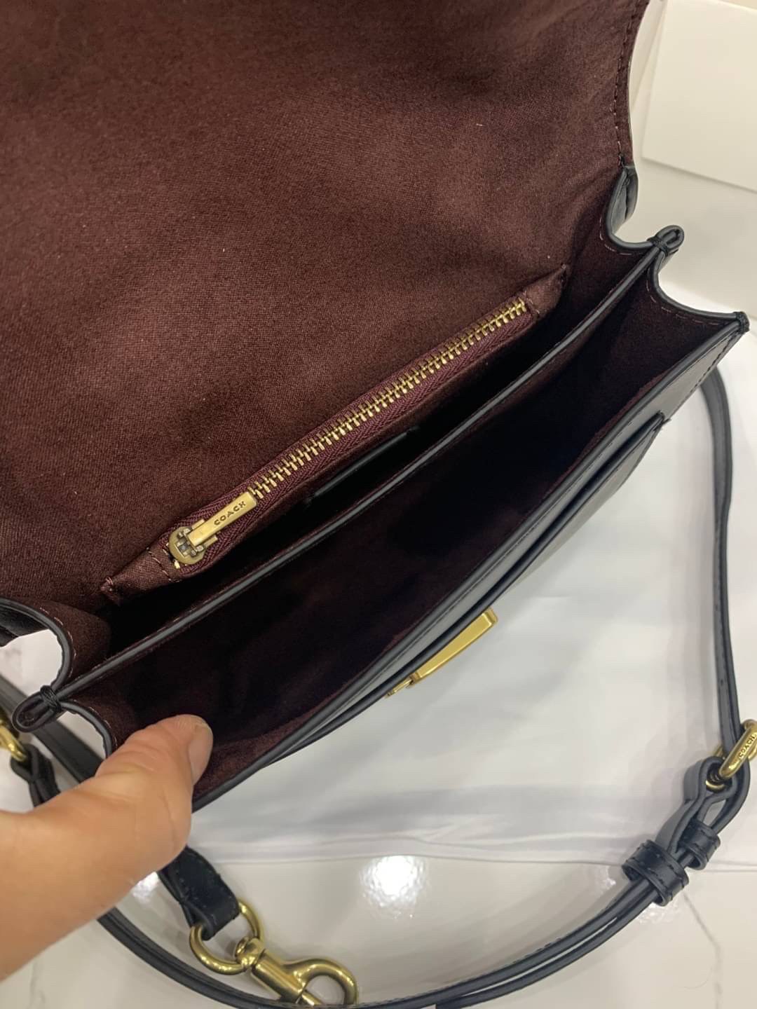 COACH TABBY TOP HANDLE 20 พร้อมส่งที่ไทยค่ะ! กระเป๋าหิ้ว//สะพายข้างได้ หนังแท้อย่างดี กหนึ่งใบทำหนังสองลายได้อย่างสวยงาม พร้อมโลโก้รุ่นใหม่ล่าสุดดูดีมากๆค่ะ เปิดปิดกระเป๋าแบบกดล็อค ภายในมีช่องหลักสองช่อง ใส่มือถือได้ทุกรุ่น;กระเป๋าเงินใบกลางได้;ของจำเป็นจ