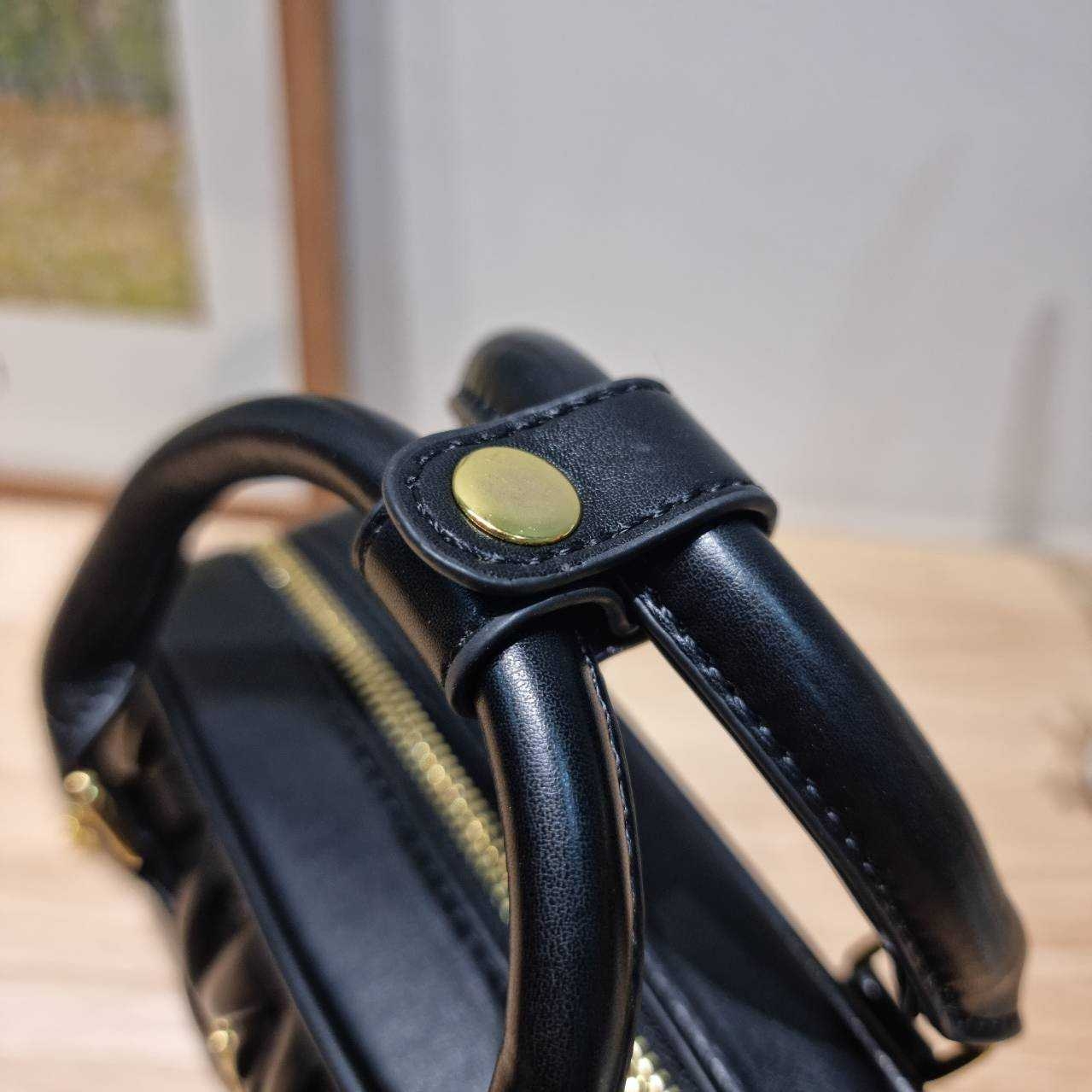 MIU MIU ARCADIE METELASSE MINI LEATHER BAG กระเป๋าถือ/สะพายสุดชิค ที่ไม่มีตอนนี้คือพลาด ดีไซน์เพิ่มดีเทล ด้วยการเดินด้ายเป็นเอกลักษณ์ สวยดูแพง