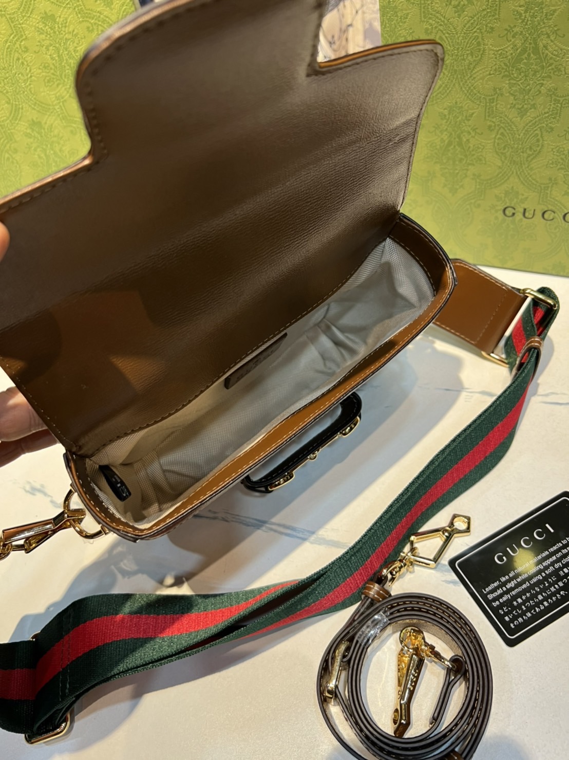 หนังแท้ GUCCI Horsebit 1955 mini bag GG Supreme canvas ที่สุดของรุ่นที่ฮอตหนักมาก คอลเลคชั่นที่ยอดขายดีตั้งแต่วันแรกที่ลง shop ด้วยรูปทรงที่กะทัดรัด ตอบโจทย์ได้ทุกลุค ทุกไลฟ์สไตล์ ใช้งานได้ง่ายคล่องตัว เรียกได้ว่าใครไม่มีได้ยังไง สวยขนาดนี้!!