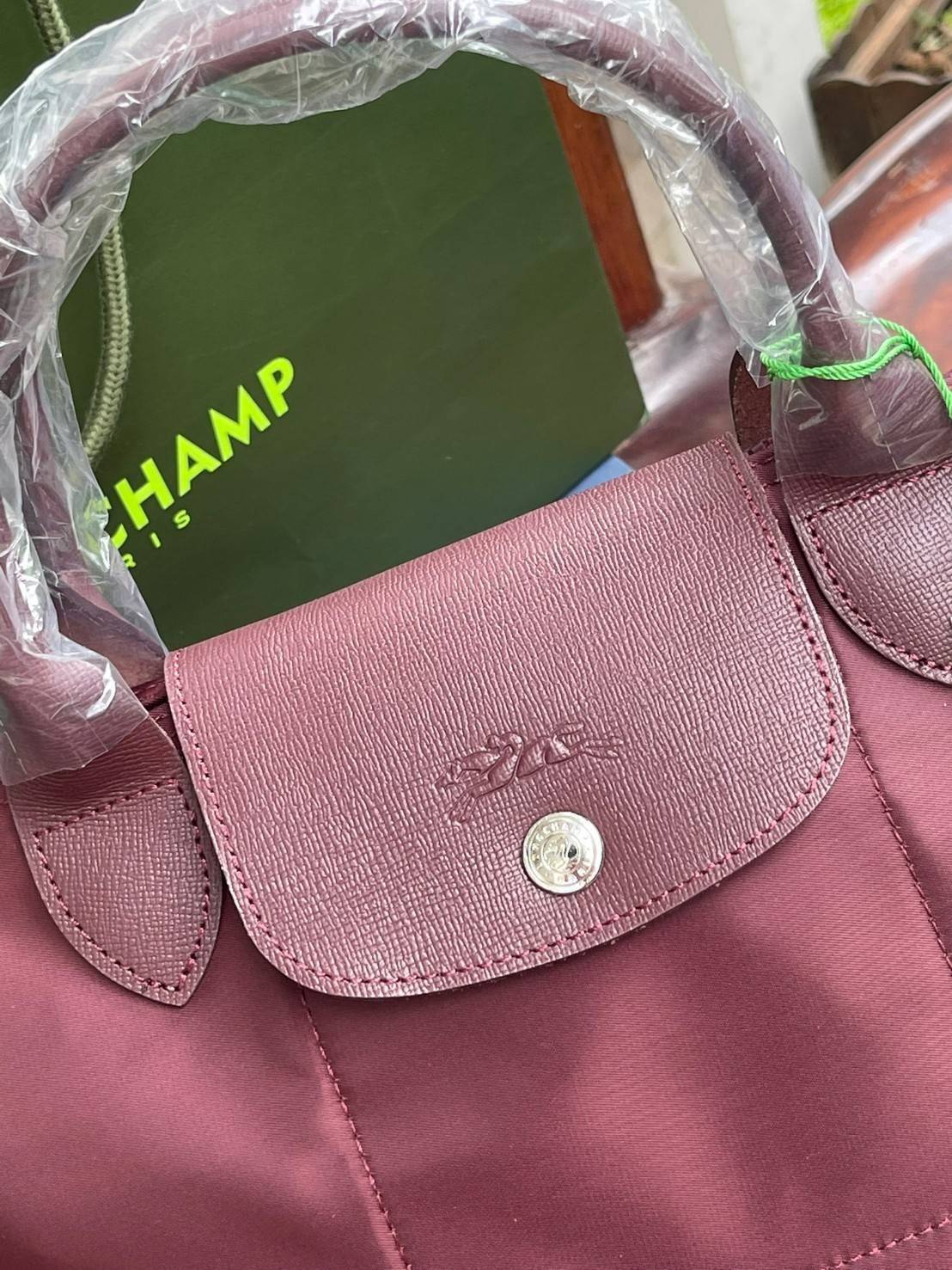 Longchamp LE PLIAGE NÉO TOP HANDLE BAG อีกหนึ่งรุ่นยอดนิยม ที่สาวๆ ต้องมีไว้เก็บไว้สักใบ กระเป๋าโท้ทใบนี้ มาพร้อมกับสีที่มีสไตล์เรียบง่าย มีสายสะพายยาวปรับสั้นยาวได้ช่วยให้คุณสามารถสะพายไหล่ได้อย่างสบาย ในตัวสายปักโลโก้อันเป็นสัญลักษณ์ ในขณะที่ที่ปิดแบบซิ