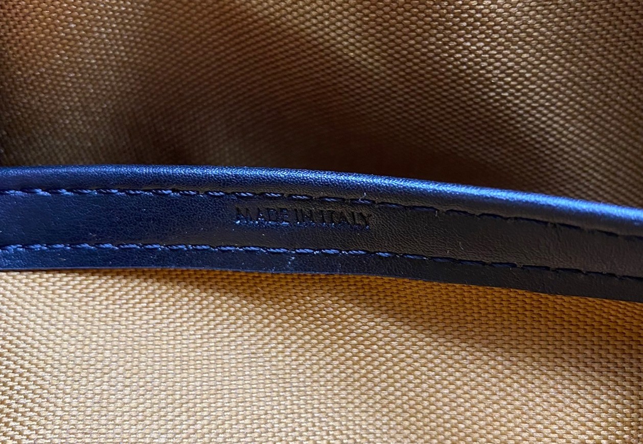 CELINE Medium Messenger bag in Triomphe Canvas / Celine Camera Bag กระเป๋าทรงครอสบอดี้ ใช้ได้ทั้งชายหญิง ขนาดกลางกำลังดี น้ำหนักเบา รูปทรงใช้งานง่าย ภาพสินค้าถ่ายจากงานขายจริง ใช้งานต่างประเทศได้