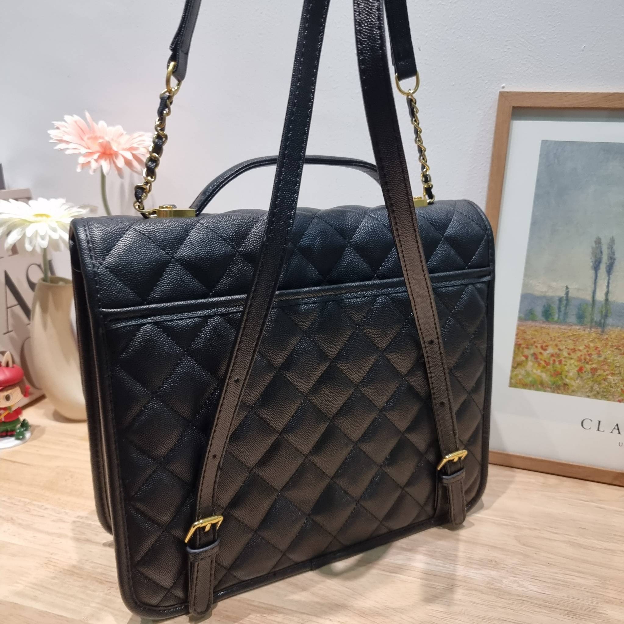 Chanel 22k backpack ที่สุดของไอเท็มที่ตัวแม่ยังต้องมี กับกระเป๋าสะพายทรงเป้ ดีไซน์สุดชิค รูปทรงสวยเป็นเอกลักษณ์ ใบใหญ่จุของคุ้ม สะพายออกทริปไปเที่ยวได้สบายๆ วัสดุหนังลายคาเวียร์ ผิวสัมผัสดี