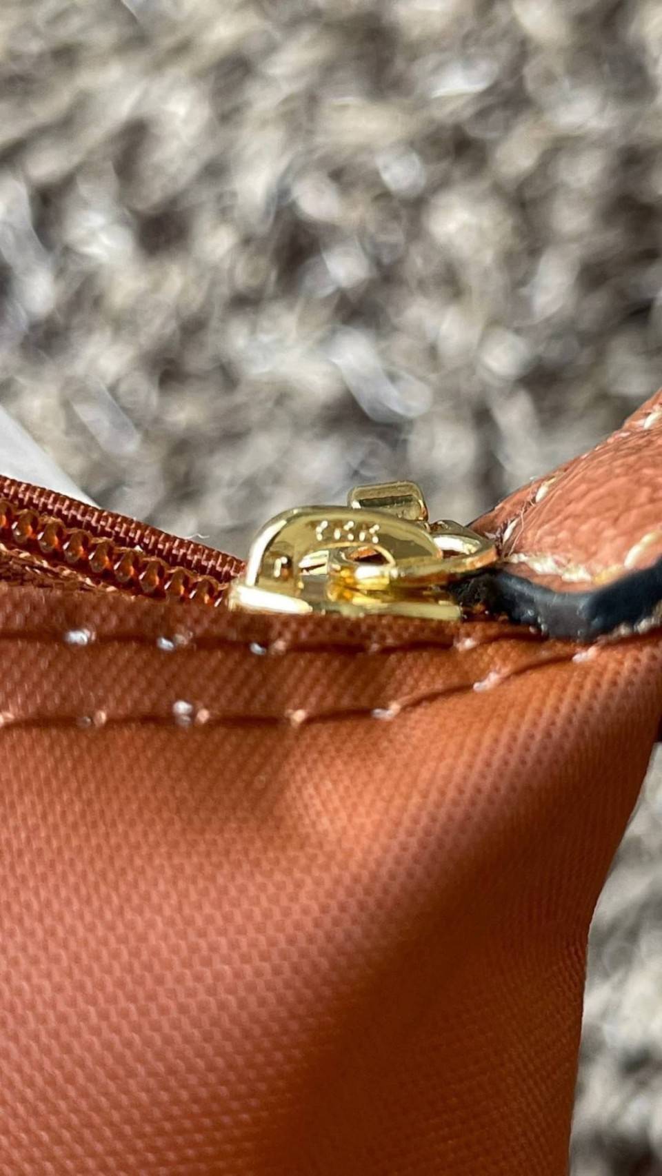 LONGCHAMP LE PLIAGE ORIGINAL Pouch with handle กระเป๋าถือขนาดมินิทรงpouch ให้ความหรูหราจาก Le Pliage (เลอ ปลิยาจ) ในขณะที่ที่ปิดแบบซิปช่วยให้คุณมั่นใจได้