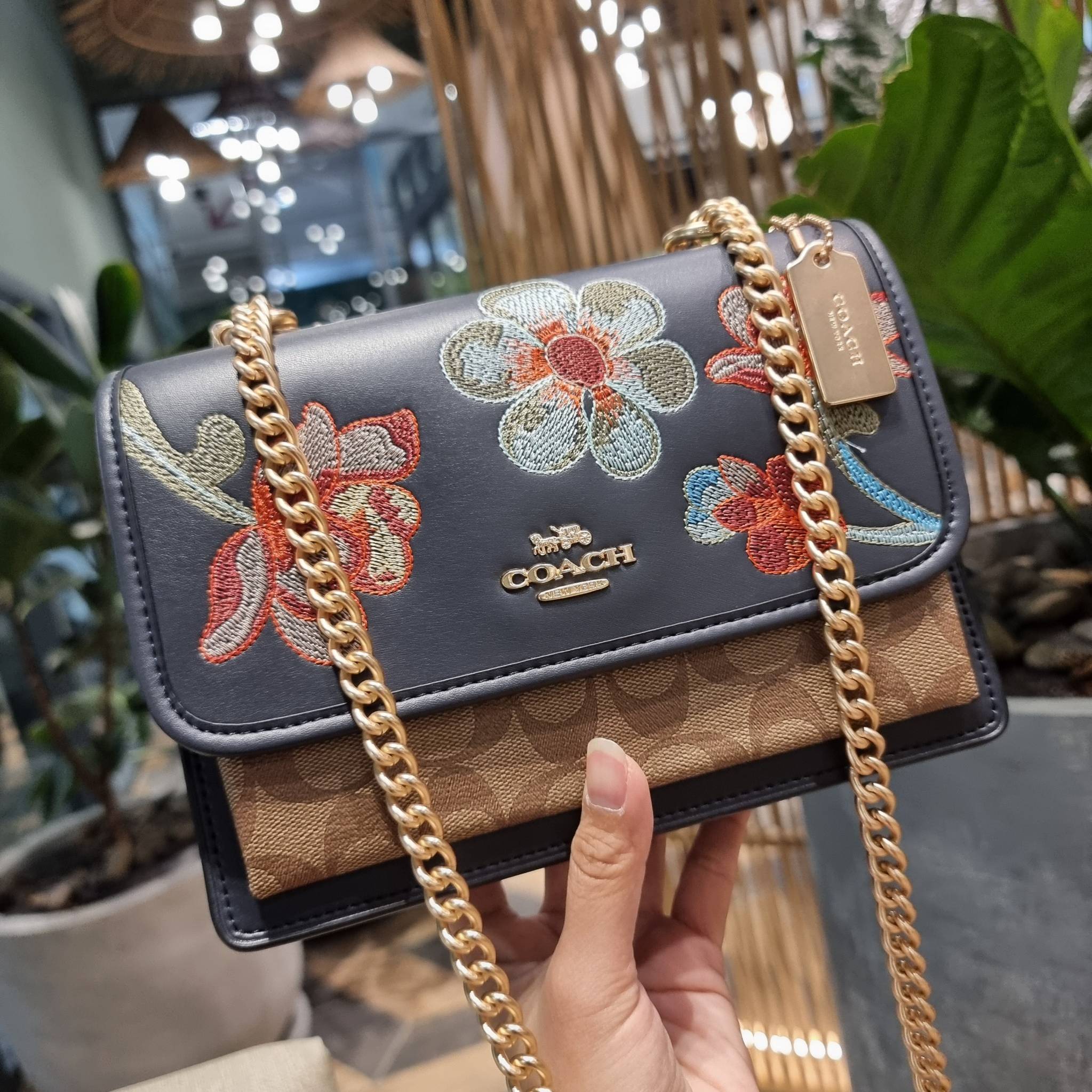 COACH C9230 KLARE CROSSBODY IN SIGNATURE CANVAS WITH FLORAL EMBROIDERY น้องใหม่คอลล่าสุด กับกระเป๋าสะพายข้าง โทนสีละมุนลูกคุณหนู ดีไซน์ปักดอกไม้เพิ่มลูกเล่น ให้ดูแพง วัสดุผนังแคนวาสสลับหนังแท้ สายสะพายโซ่สลับหนัง สะพายยังไงก็ขับผิว เปิด-ปิดด้วยกระดุมแม่เห