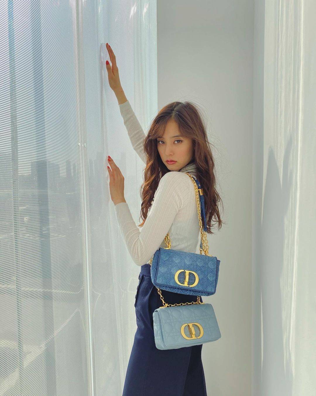 VIP CD SMALL CARO SHOULDER BAG / DIOR CARO / Dior Cruise 2021 Bag กระเป๋าสะพายข้างทรงสวย ดีไซน์ย้อนยุค ที่รอบนี้โดดเด่นเป็นเอกลักษณ์มากๆ ดีไซน์สีเดนิมคลาสสิค เปิด-ปิดด้วยอะไหล่บิดล็อค หรูหรา ใช้งานง่าย วัสดุผ้าเดนิมทนทาน ภายในเป็นช่องโล่ง มีช่องย่อย ด้านห