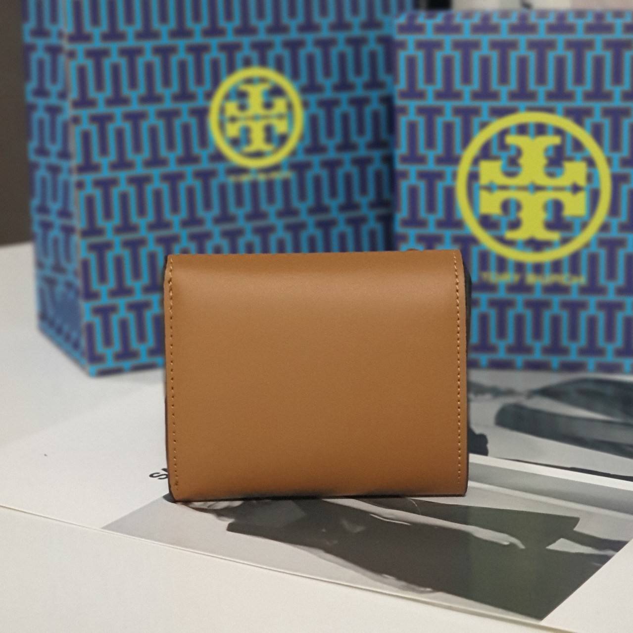 ของแท้ 💯% TORY BURCH SMALL WALLET กระเป๋าสตางค์สุดคลาสสิค ใบจิ๋วขนาดกำลังน่ารัก พกพาง่าย วัสดุหนังแท้ ประดับโบโก้ทอง