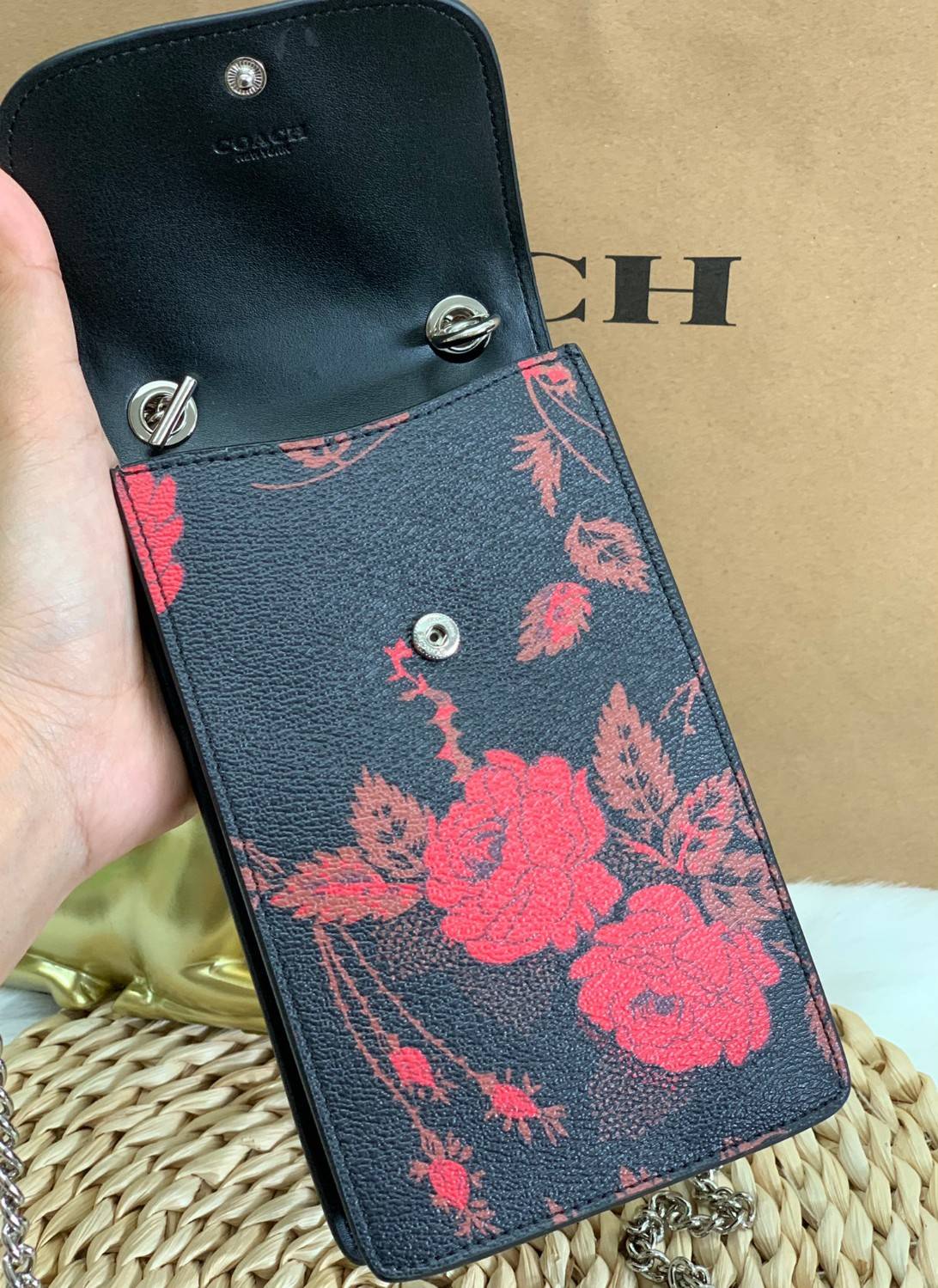COACH PHONE CASE CROSSBODY BAG ((73486//76988//76357//39955//91046)) COACH NORTH/SOUTH CROSSBODY IN SIGNATURE CANVAS กระเป๋าใส่โทรศัพท์รุ่นนี้ มีความโดดเด่นทั้งดีไซน์และคุณสมบัติในการใช้งาน ด้วยลวดลายที่มีซิกเนเจอร์เป็นเอกลักษณ์แล้ว ด้านหลังยังมีช่องใส่กา