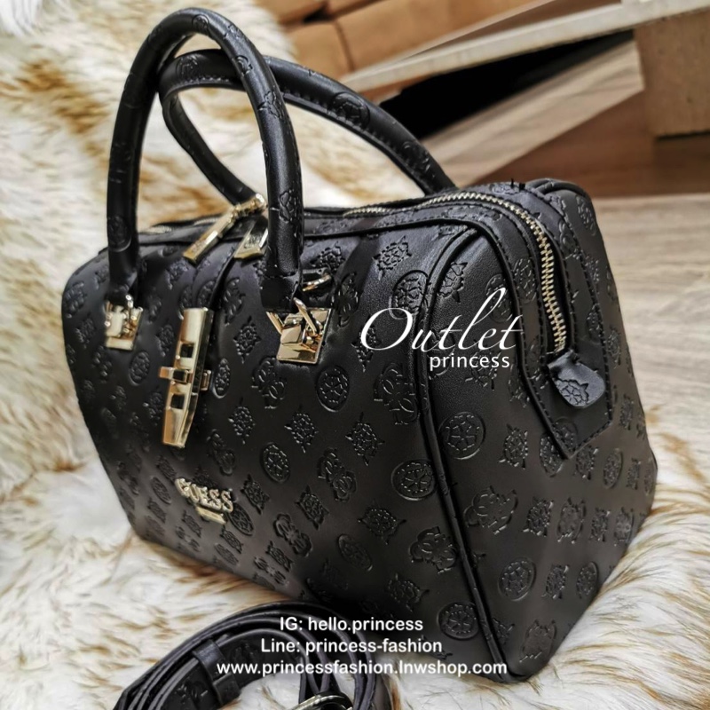 GUESS WOMEN’S SINGNATURE BOWLING BAG กระเป๋าสะพายทรง Bowling รุ่นใหม่จาก GUESS FACTORY หนังนิ่มสวยหรูอยู่ทรงปั้ม SINGNATURE BRAND รอบใบโดดเด่น ใบใหญ่กำลังดี น้ำหนักเบา ด้านหน้าประดับโลโก้ หูหิ้วเเข็งแรงพับลงได้ เปิดปิดด้วยซิปคู่สะดวกใช้ หัวซิปแบรนด์ ภายใน