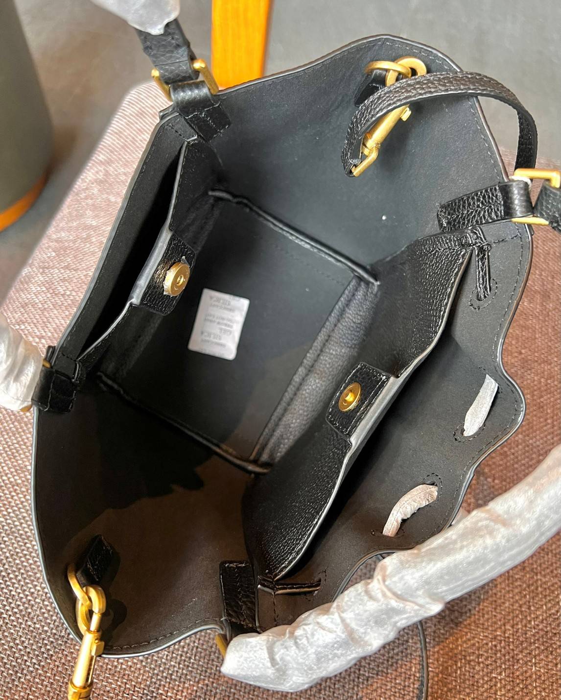 TORY BURCH MCGRAW DRAGONFLY MINI SATCHEL ((90474)) พร้อมส่งที่ไทย แนะนำต้องมีติดตัว สวยมากๆ! กระเป๋าหิ้วหรือสะพายข้างได้ หนังแกะนิ่มสวย อย่างดีเลยค่ะ ดีเทลด้านหน้าแบบหูรูด ปากกระเป๋าเปิดปิดแบบกระดุมแปลก ภายในโล่งกว้าง ใส่ของได้ครบครันหายห่วงค่ะ; มีช่องให้