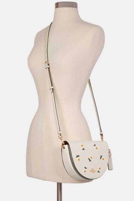 ใหม่ล่าสุด สวยก่อนใครแน่นอนค่า😘COACH ELLEN CROSSBODY WITH DAISY EMBROIDERY((C2863)) 💐พร้อมส่งจำนวนจำกัดค่ะ! กระเป๋าสะพายแบบครอสบอดี้ร์ หนังแท้นิ่มอย่างดีค่ะ 💐ด้านหน้าปักดอกซี่ความหมายดีๆ ละมุนสวยงามมากๆค่ะ เปิดปิดกระเป๋าแบบแม่เหล็ก