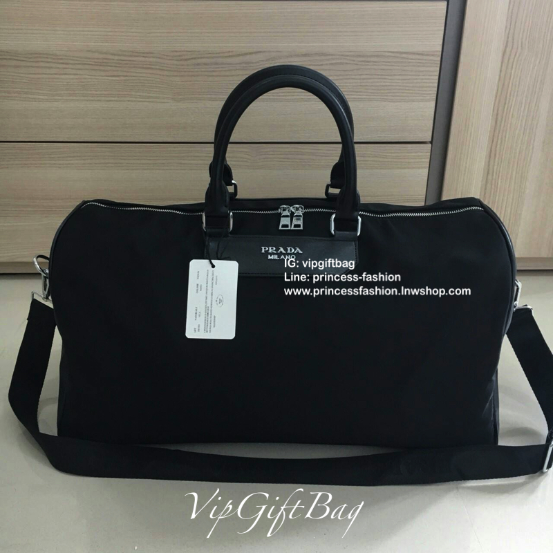 ของมันต้องมี♡ มาใหม่กับ กระเป๋าทรง Travel Bag ใส่ของได้เยอะมาก ไปต่างประเทศได้สบายคะ หมดห่วง ตัวกระเป๋าทำจากผ้า Nylon อย่างดี สามารถกันน้ำได้ ทรงสวยมากคะ มีความอยู่ทรงในระดับนึงด้านหลังมีช่องซิป #อะไหล่เงิน ด้านในมีช่องซิป 1ช่อง ช่องใส่ของจุกจิก แล