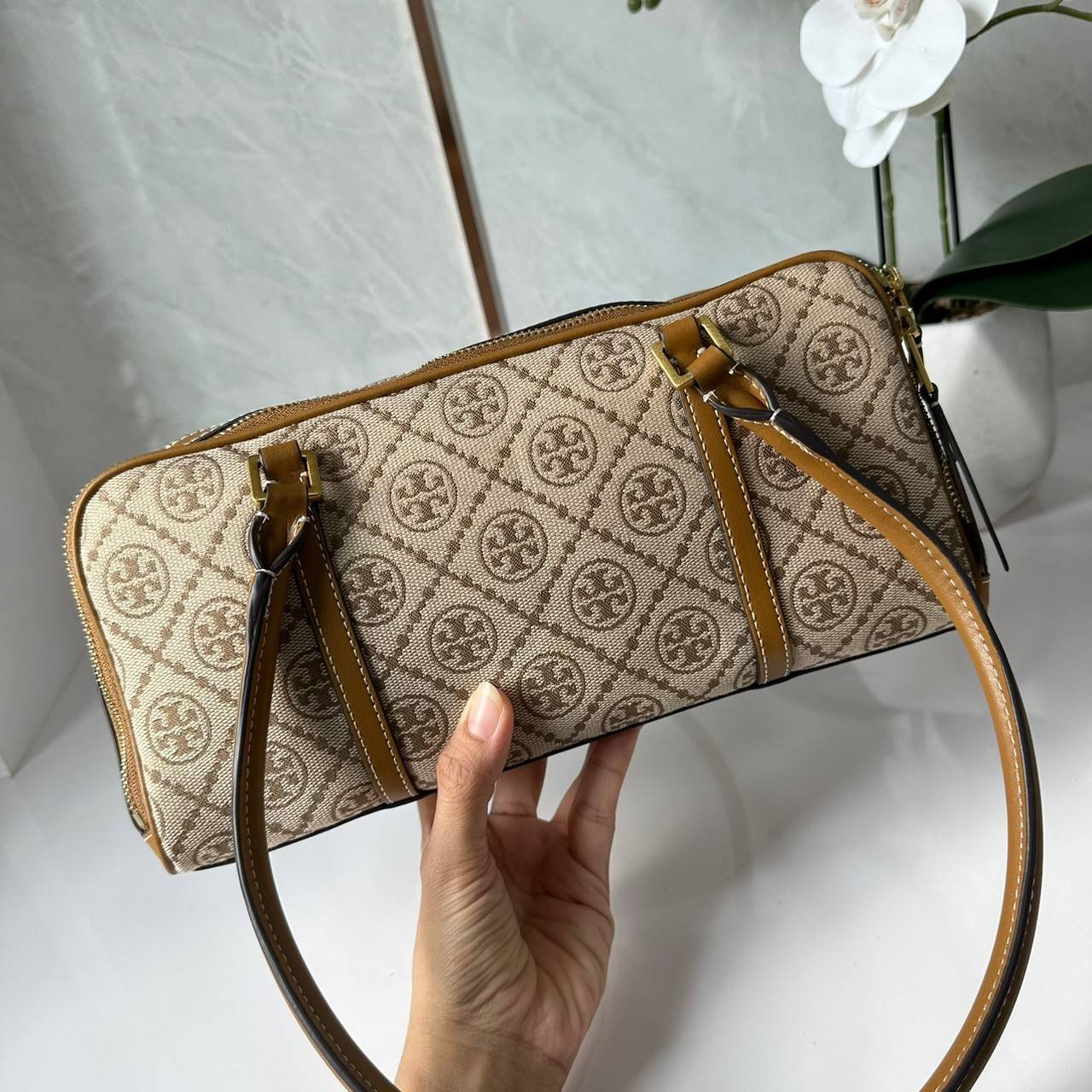 TORY BURCH Small T Monogram Marshmallow Satchel / Tory Burch tote handbag พร้อมส่ง 2 สี ใหม่ล่าสุด กระเป๋าสะพายไหล่ดีไซน์สุดทันสมัย ตัดเย็บสวยงาม ผ้า jacquard ตัดหนัง เปิด-ปิดแบบซิป มีช่องแบ่ง 2 ช่อง มีซิปลับด้านใน ใส่ของได้เยอะมากๆ ค่ะ