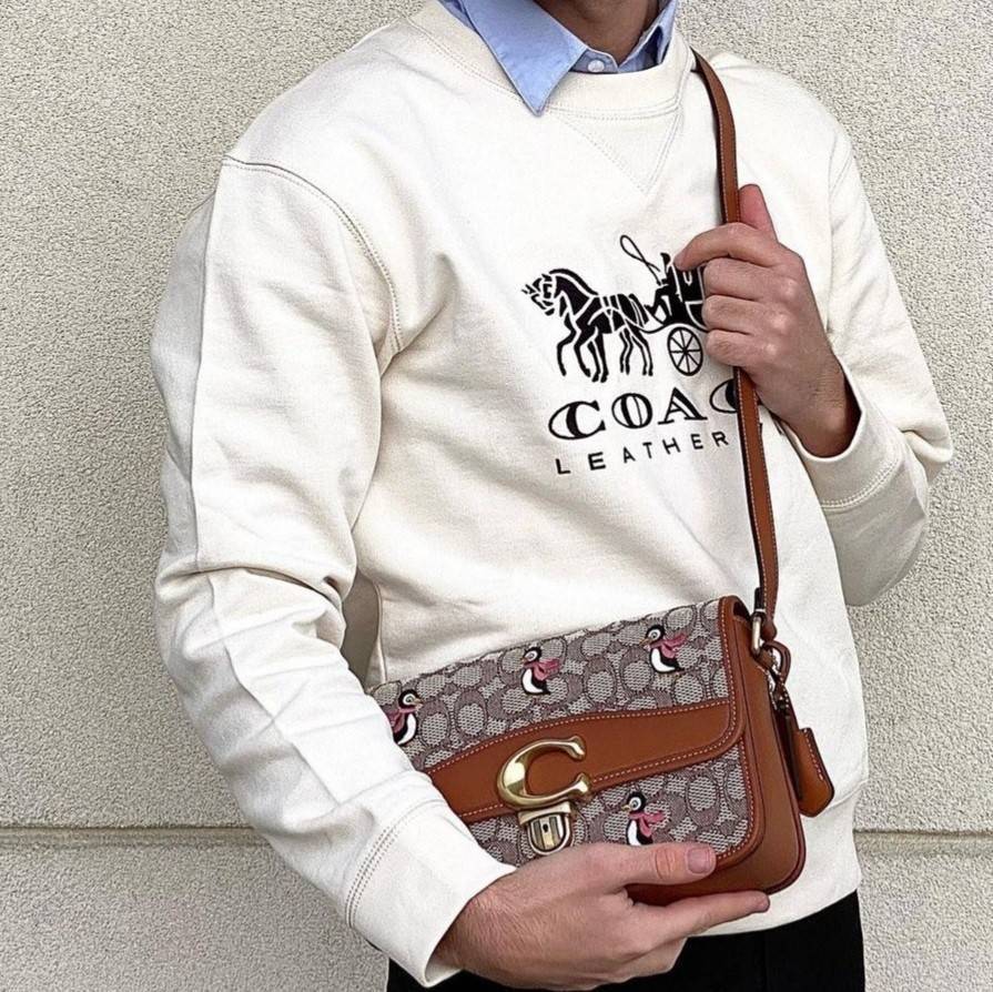 COACH STUDIO SHOULDER BAG IN SIGNATURE JACQUARD WITH PENGUIN MOTIF (C7935) กระเป๋าสะพาย ดีไซน์เฉียบ! สุดคลาสสิค ที่เป็นเอกลักษณ์เฉพาะตัว//วัสดุ JACQUARD พิมพ์ลาย SIGNATURE ผสมหนังแท้ รูปทรงสวย ดีเทลเรียบหรู เพิ่มดีไซน์โดดเด่น ด้วยการปักเย็บ รูปเพนกวินสุดน