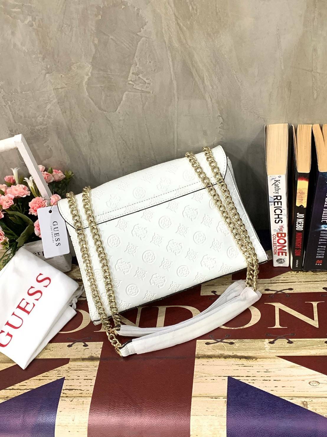 💕GUESS JANELLE CONVERTIBLE CROSSBODY BAG กระเป๋าสะพายข้างรุ่นใหม่ชนช้อปจากGuess สะพายได้ทั้งสายคู่และสายเดี่ยว สายสะพายโซ่ต่อหนังไม่เจ็บบ่า โลโก้ด้านหน้าตัวนูนเด่นชัด วัสดุหนังpu ลาย signature รอบใบ เปิดปิดด้วยกระดุมแม่เหล็กและซิป ภายในมีช่องซิปให