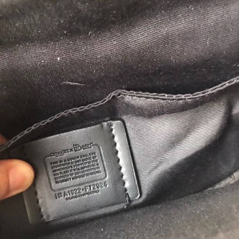 COACH F72924 TERRAIN BELT BAG IN SIGNATURE CANVAS WITH PAC-MAN COACH SCRIPT กระเป๋าคาดอก คาดเอวสุดฮิต รุ่นใหม่ล่าสุด ลายซี signature ดำ/เทา สกรีน COACH สีเหลือง สายปรับได้ ด้านในมีช่องใส่ของได้คะ ใส่ได้ทั้งคุณผู้หญิงและชาย ใส่แล้ว สวย เท่ห์ ดูดีมากๆค่ะ &#