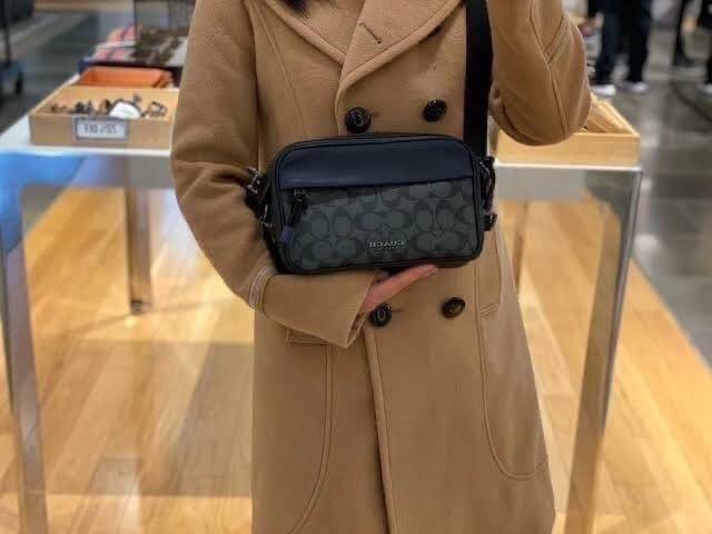 COACH GRAHAM CROSSBODY IN SIGNATURE CANVAS F50715 ผ้าใบเคลือบซิกเนเจอร์พร้อมรายละเอียดหนังลูกวัวที่ผ่านการกลั่น| ภายในกระเป๋ามัลติฟังก์ชั่น| ปิดซิป ซับในผ้า| ด้านนอกมีซิปและกระเป๋าสลิป| สายสะพายถอดได้ 53" สำหรับสะพายไหล่หรือ crossbody